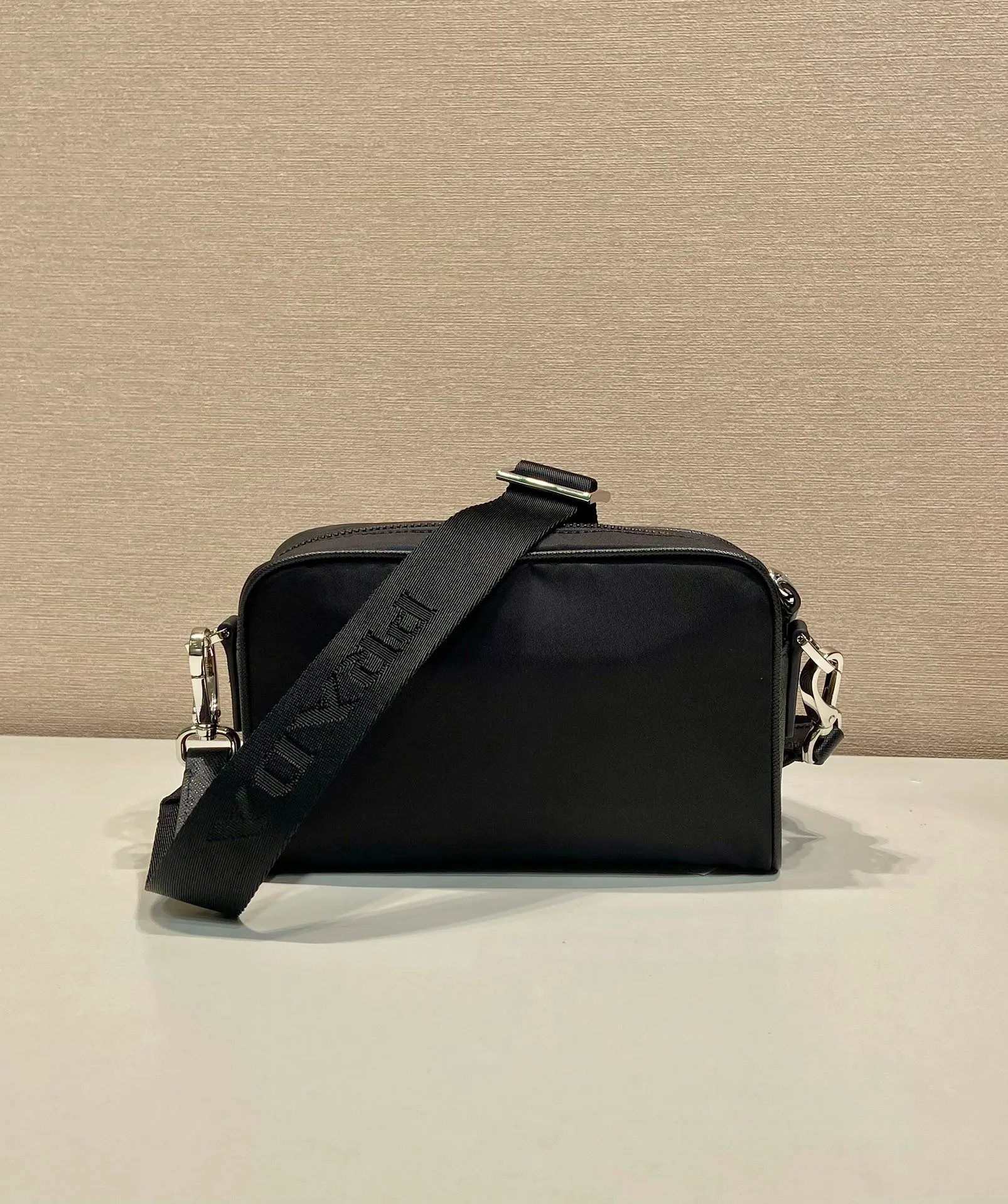 💰1120🎉New Product🎉2VH172/Cross Pattern🎉🎉 This shoulder bag is made of Re-Nylon and cross pattern cowhide, integrating contemporary design and functional innovative recycled nylon fabric. The style is versatile and features a practical zippered exterior pocket, adjustable shoulder strap and removable mini pouch. Fashionable and practical, babies, hurry up and get it🎉🎉 Length 18x Height 11.5x Bottom 5cm🎉🎉🎉