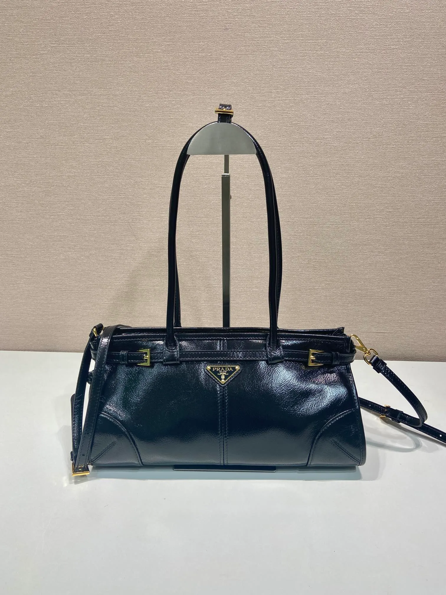💰1840🎉LusSolf patent wrinkled leather🎉1BA426🎉🎉 This portable crossbody bag is made of imported patent wrinkled cowhide leather. The bright color exudes a classic atmosphere. It is equipped with a detachable and adjustable long shoulder strap, which is convenient for different occasions. It has a very large capacity and is easy to use. It is definitely a must-have for fashionistas. Hurry up and take this retro style handbag home! Length 32x Height 15.5x Bottom 12cm🎉🎉🎉👏👏👏