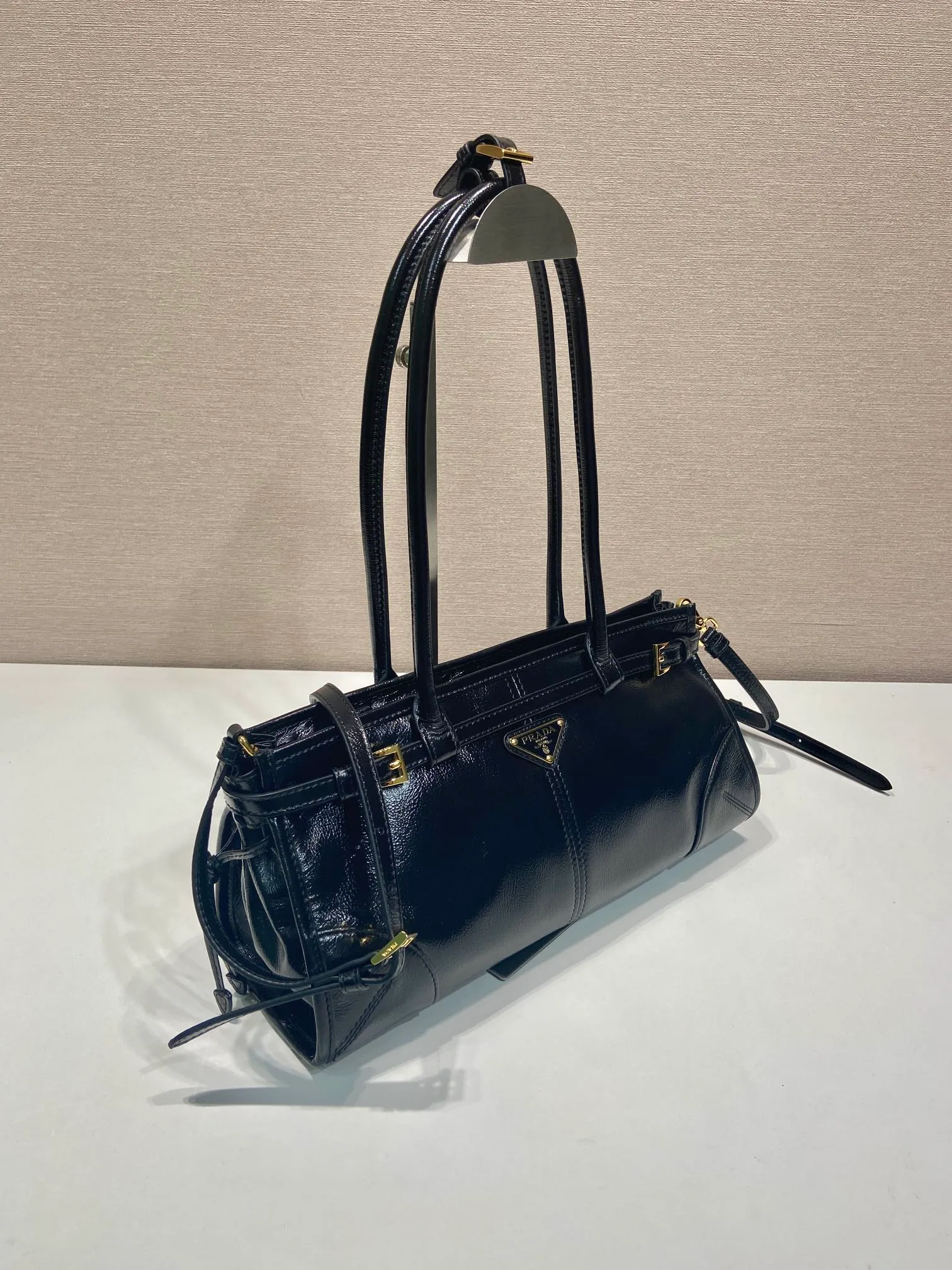 💰1840🎉LusSolf patent wrinkled leather🎉1BA426🎉🎉 This portable crossbody bag is made of imported patent wrinkled cowhide leather. The bright color exudes a classic atmosphere. It is equipped with a detachable and adjustable long shoulder strap, which is convenient for different occasions. It has a very large capacity and is easy to use. It is definitely a must-have for fashionistas. Hurry up and take this retro style handbag home! Length 32x Height 15.5x Bottom 12cm🎉🎉🎉👏👏👏
