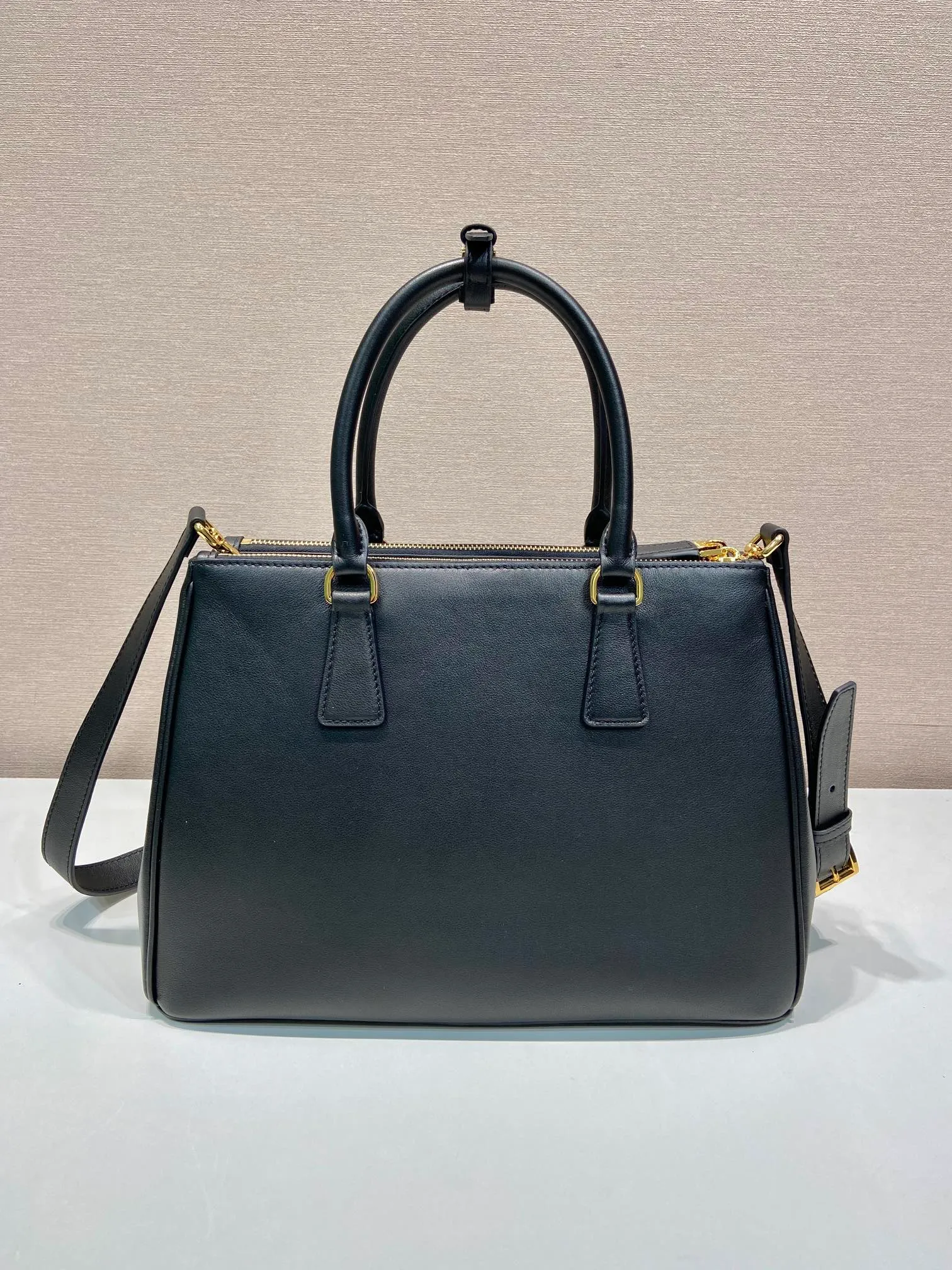 💰2040🎉New killer bag🎉1BA274 large plain style🎉🎉 This classic popular style is designed with new material calfskin and interior lambskin🎉🎉Featuring classic three compartments and gold metal hardware accessories, Equipped with a detachable calfskin long shoulder strap, it can be carried by hand or shoulder. It is practical and fashionable. Baby, hurry up and get it🎉🎉 Length 32x Height 22.5x Bottom 13.5cm🎉🎉🎉💰💰💰