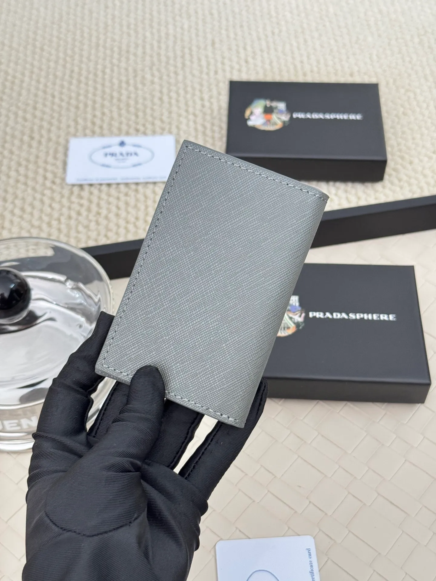 💰120 prada cross pattern unisex card holder, can be placed in pockets, bags, and can be held in hand, made of cross pattern imported calfskin, pocket card holder, can hold change, 6 card slots, simple and elegant fashion trend. Model 2MC101, color as shown in the picture, size 11×7cm,