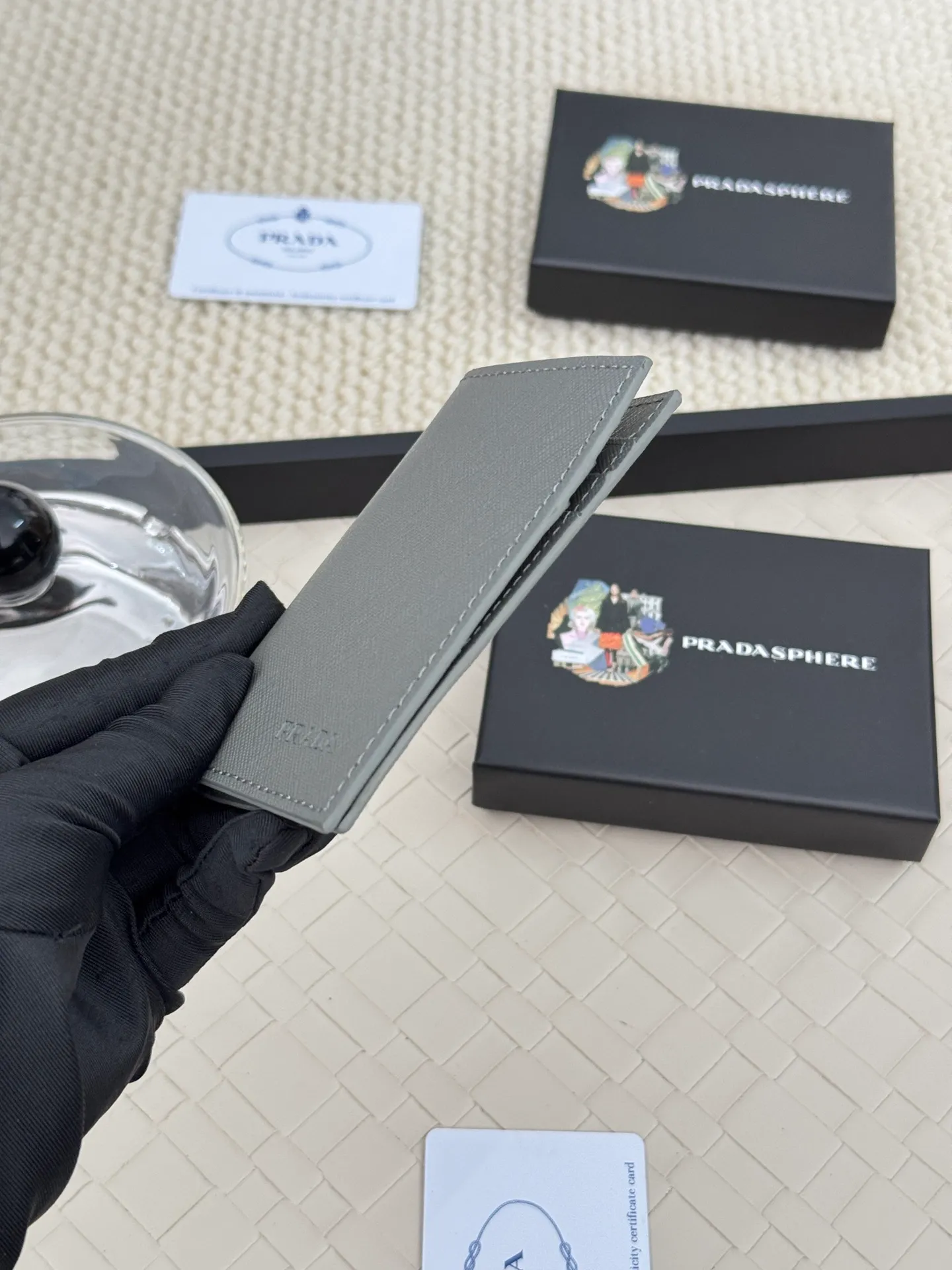 💰120 prada cross pattern unisex card holder, can be placed in pockets, bags, and can be held in hand, made of cross pattern imported calfskin, pocket card holder, can hold change, 6 card slots, simple and elegant fashion trend. Model 2MC101, color as shown in the picture, size 11×7cm,
