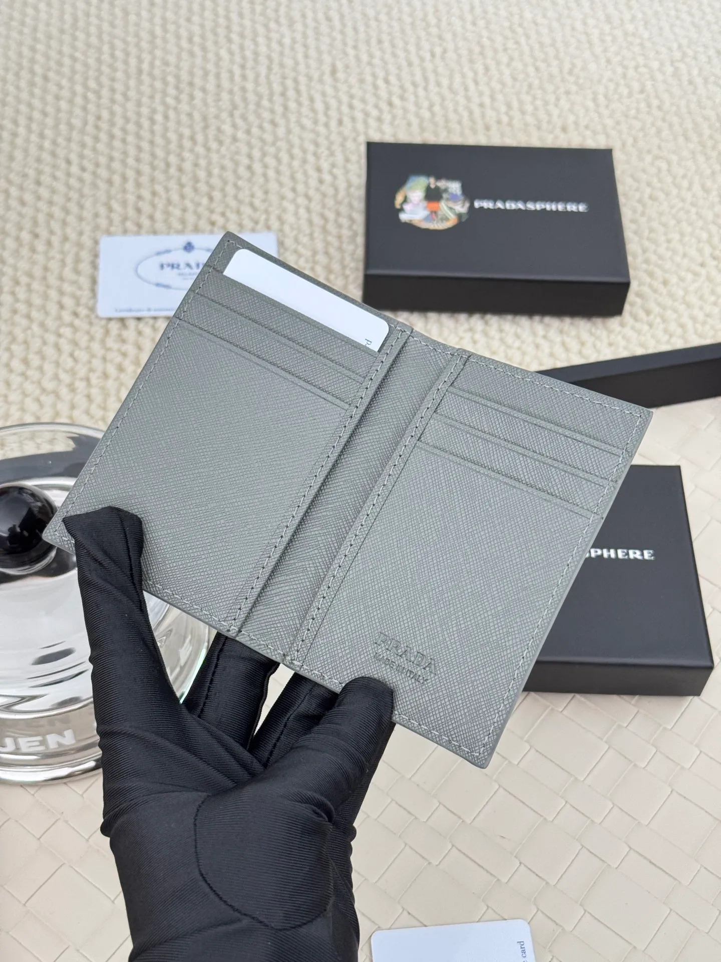 💰120 prada cross pattern unisex card holder, can be placed in pockets, bags, and can be held in hand, made of cross pattern imported calfskin, pocket card holder, can hold change, 6 card slots, simple and elegant fashion trend. Model 2MC101, color as shown in the picture, size 11×7cm,