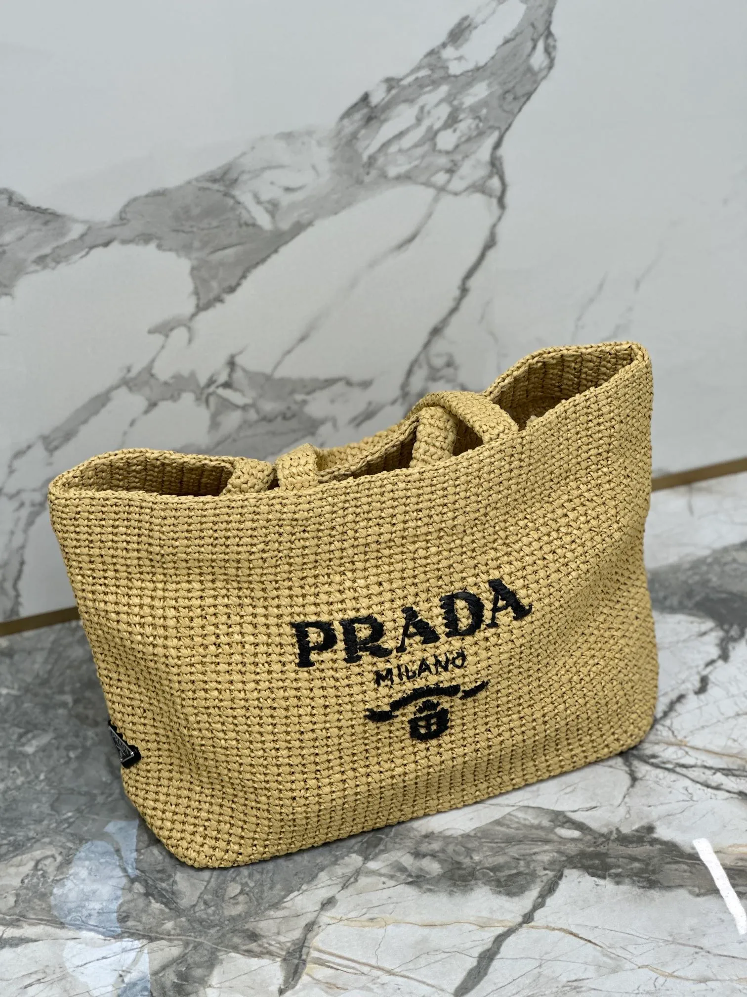 💰1900🌟Woven Tote Bag (Large Size) This tote bag is made of lightweight natural raffia fiber that is full of summer style. The soft deconstructed design gives the bag a unique modern charm. The iconic Prada lettering logo embroidery on the front subtly embellishes the silhouette. The striped pattern adds a contrasting element. So summery! Very versatile for everyday use. Size: length 40cm×height 34×width 15cm Style number: 1BG392