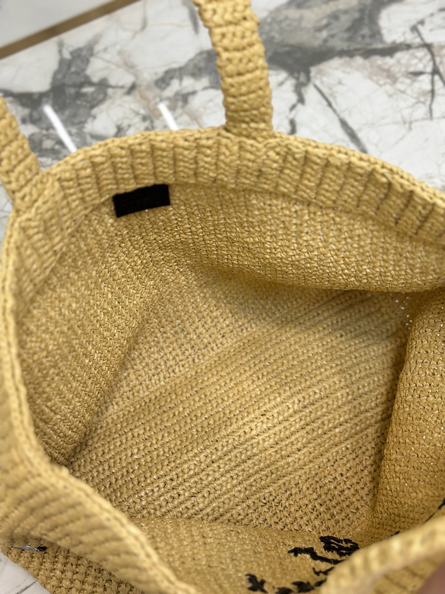 💰1900🌟Woven Tote Bag (Large Size) This tote bag is made of lightweight natural raffia fiber that is full of summer style. The soft deconstructed design gives the bag a unique modern charm. The iconic Prada lettering logo embroidery on the front subtly embellishes the silhouette. The striped pattern adds a contrasting element. So summery! Very versatile for everyday use. Size: length 40cm×height 34×width 15cm Style number: 1BG392