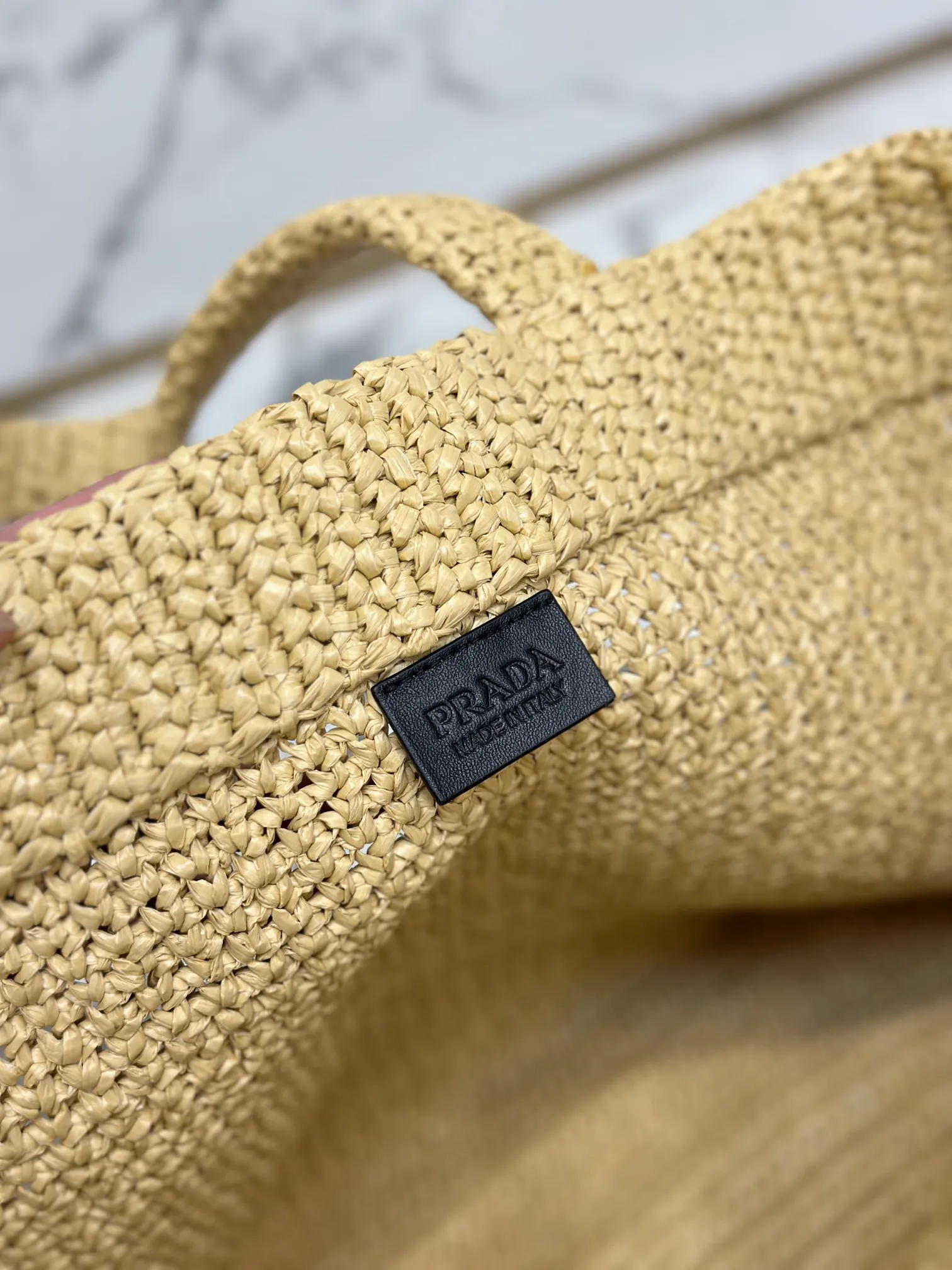 💰1900🌟Woven Tote Bag (Large Size) This tote bag is made of lightweight natural raffia fiber that is full of summer style. The soft deconstructed design gives the bag a unique modern charm. The iconic Prada lettering logo embroidery on the front subtly embellishes the silhouette. The striped pattern adds a contrasting element. So summery! Very versatile for everyday use. Size: length 40cm×height 34×width 15cm Style number: 1BG392