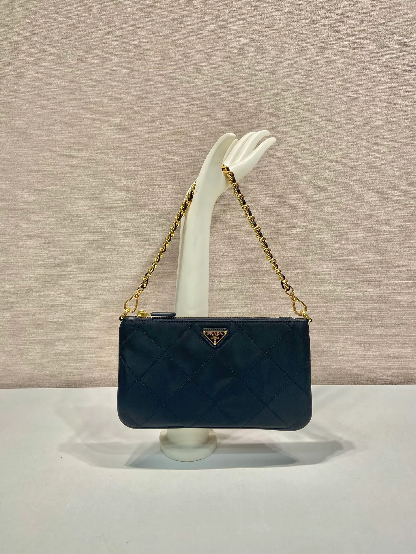 💰760🎉Embroidered Check Hobo🎉1Nl054 Underarm Bag🎉🎉 This underarm bag is made of regenerated nylon (Re-Nylon), which reflects a simple and elegant design. It is equipped with chain handles, decorated with same-color sewing grid lines, and enameled triangular metal logo. The upper body effect must be light and practical🎉🎉 Length 24.5x Height 14cm🎉🎉🎉👏👏👏