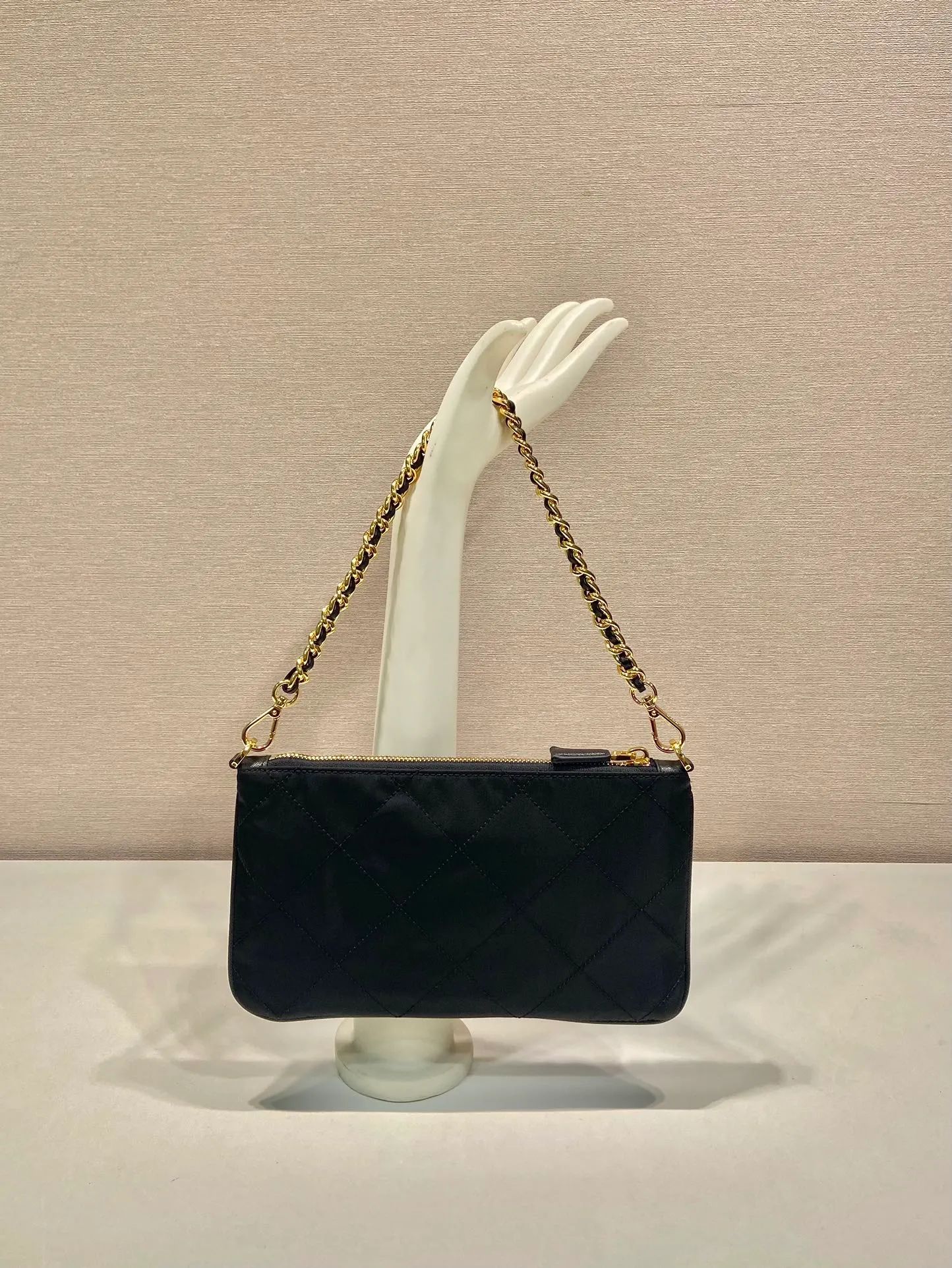 💰760🎉Embroidered Check Hobo🎉1Nl054 Underarm Bag🎉🎉 This underarm bag is made of regenerated nylon (Re-Nylon), which reflects a simple and elegant design. It is equipped with chain handles, decorated with same-color sewing grid lines, and enameled triangular metal logo. The upper body effect must be light and practical🎉🎉 Length 24.5x Height 14cm🎉🎉🎉👏👏👏