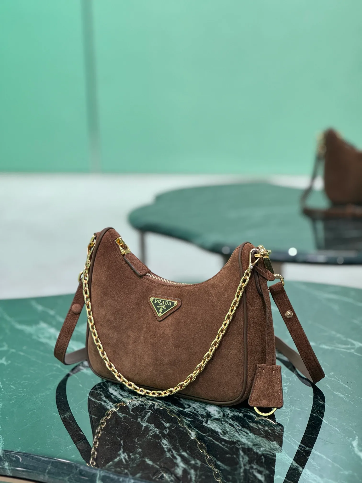 💰1300, suede Hobo armpit bag. The versatile and lightweight design has been popular in the fashion circle for many years. The retro-style Hobo bag directly on the shoulder is really very stylish. It always makes you doubt the magical fashion sense of the 1980s and 1990s. It can be switched between hand-held and one-shoulder 🕶 Nowadays, the popularity of the new version has only increased. It has added chain leather rope shoulder straps and adjustable length and short crossbody straps, and added a hangtag design to attract people’s attention. Gaǐ This is a new hobo that has doubled in value and is extremely hard to grab! Size: 22x18x6cm Style number: 1BC204