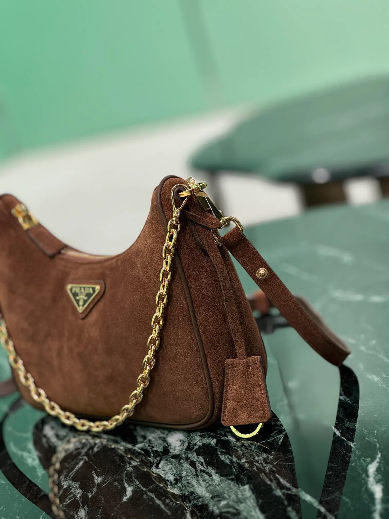 💰1300, suede Hobo armpit bag. The versatile and lightweight design has been popular in the fashion circle for many years. The retro-style Hobo bag directly on the shoulder is really very stylish. It always makes you doubt the magical fashion sense of the 1980s and 1990s. It can be switched between hand-held and one-shoulder 🕶 Nowadays, the popularity of the new version has only increased. It has added chain leather rope shoulder straps and adjustable length and short crossbody straps, and added a hangtag design to attract people’s attention. Gaǐ This is a new hobo that has doubled in value and is extremely hard to grab! Size: 22x18x6cm Style number: 1BC204