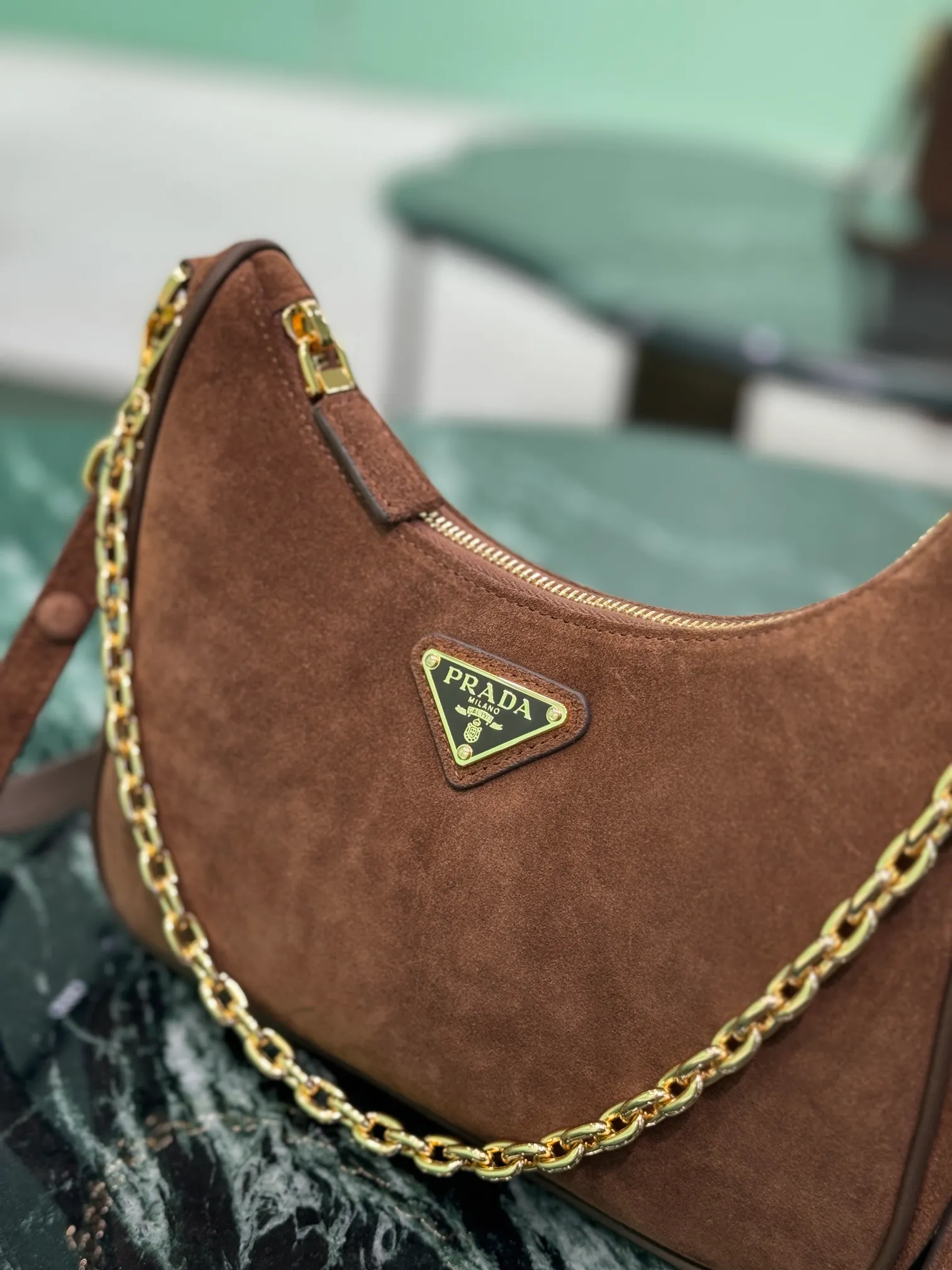 💰1300, suede Hobo armpit bag. The versatile and lightweight design has been popular in the fashion circle for many years. The retro-style Hobo bag directly on the shoulder is really very stylish. It always makes you doubt the magical fashion sense of the 1980s and 1990s. It can be switched between hand-held and one-shoulder 🕶 Nowadays, the popularity of the new version has only increased. It has added chain leather rope shoulder straps and adjustable length and short crossbody straps, and added a hangtag design to attract people’s attention. Gaǐ This is a new hobo that has doubled in value and is extremely hard to grab! Size: 22x18x6cm Style number: 1BC204
