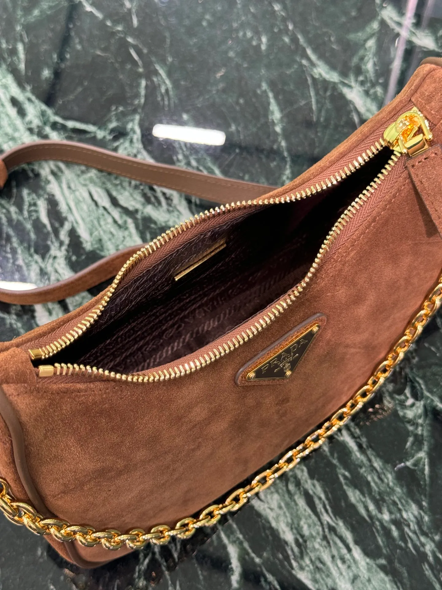 💰1300, suede Hobo armpit bag. The versatile and lightweight design has been popular in the fashion circle for many years. The retro-style Hobo bag directly on the shoulder is really very stylish. It always makes you doubt the magical fashion sense of the 1980s and 1990s. It can be switched between hand-held and one-shoulder 🕶 Nowadays, the popularity of the new version has only increased. It has added chain leather rope shoulder straps and adjustable length and short crossbody straps, and added a hangtag design to attract people’s attention. Gaǐ This is a new hobo that has doubled in value and is extremely hard to grab! Size: 22x18x6cm Style number: 1BC204