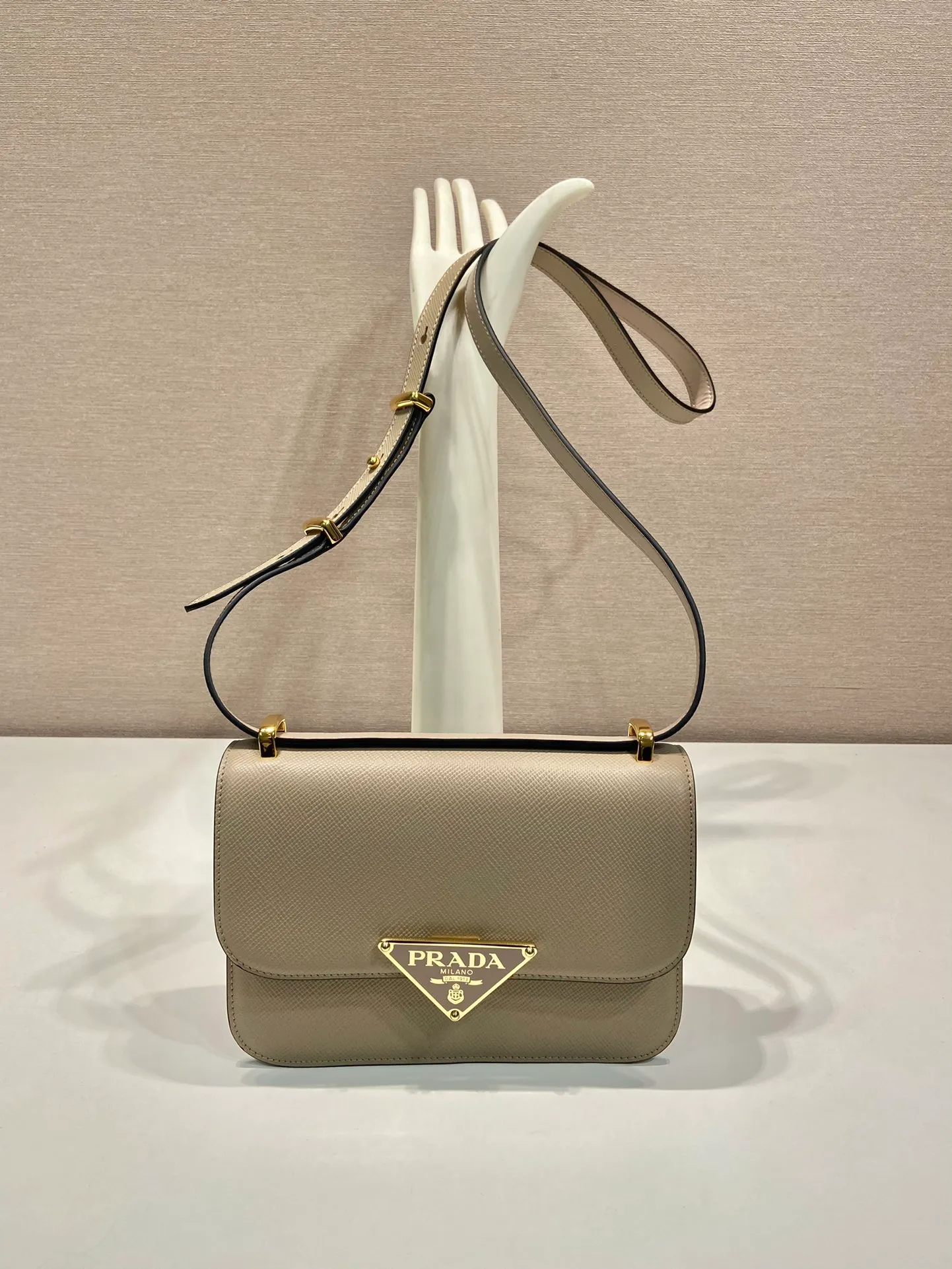 💰1500🎉New triangular rhombus stewardess bag🎉1BD320 upgrade board🎉🎉 This stewardess bag is made of imported calfskin, with a handmade triangular rhombus design. The long shoulder strap is adjustable and can be worn on one shoulder or crossbody. The front triangular metal closure. It has a large capacity, is simple and elegant, and is full of fashion. Babies, hurry up and get started. 🎉🎉 Length 22x Height 16x Bottom 6cm🎉🎉🎉👏👏👏