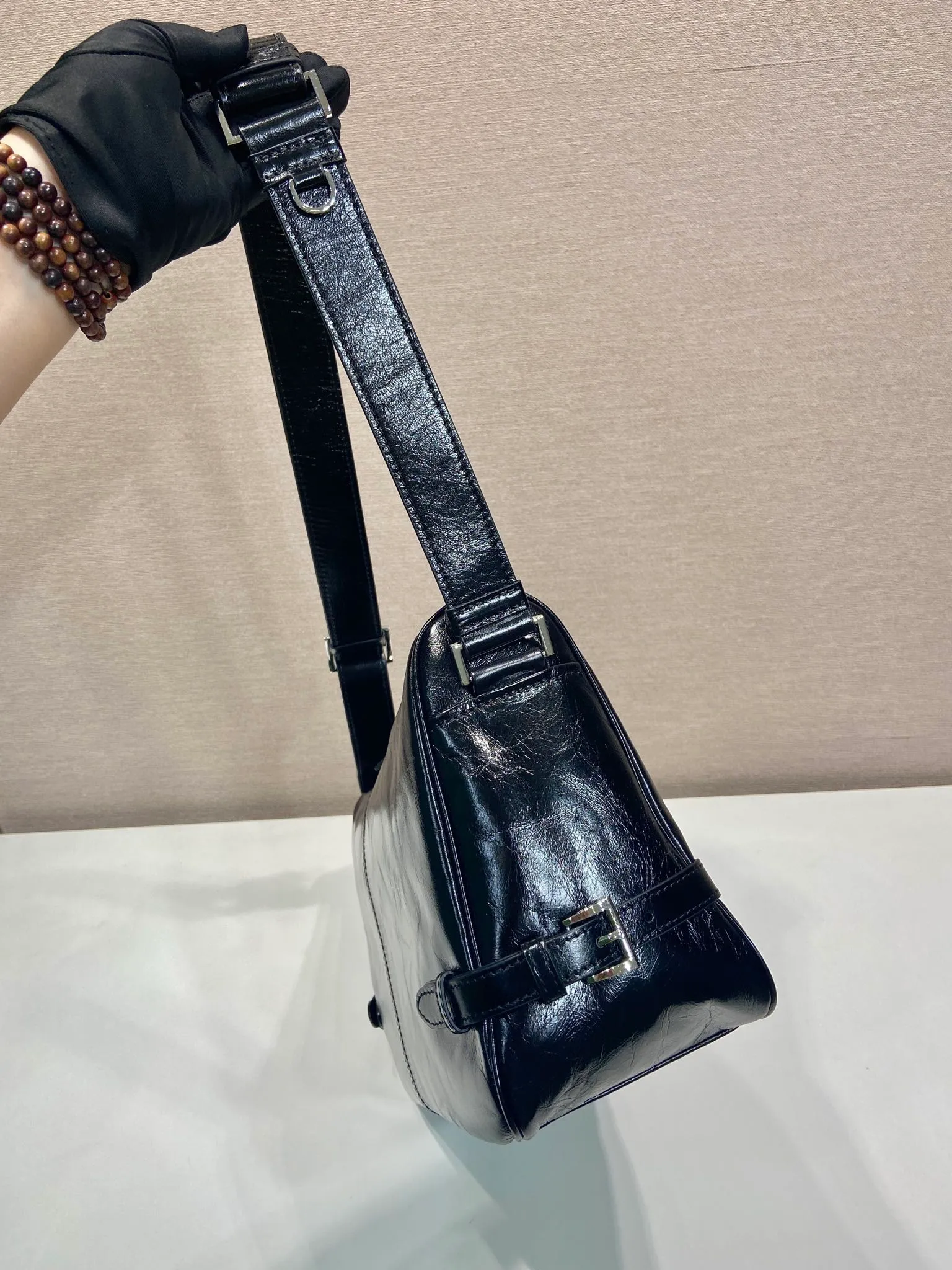 💰1700🎉New oil wax leather🎉2VH187 messenger bag🎉🎉 This shoulder bag is carefully made of soft and shiny oil wax leather. It has a smooth and simple silhouette with exquisite details and is decorated with a unique triangle logo. It is fashionable and versatile. Adjustable leather shoulder strap, another popular style that will never go out of style🎉🎉Handsome guys, hurry up and get it🎉🎉 Length 35x Height 22x Bottom 12cm🎉🎉🎉👏👏👏