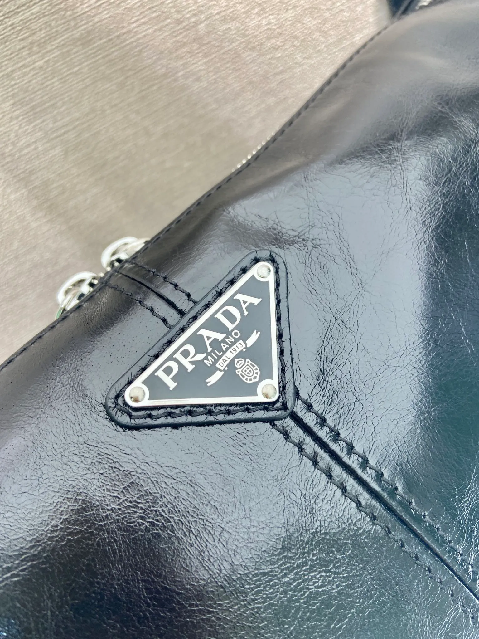 💰1700🎉New oil wax leather🎉2VH187 messenger bag🎉🎉 This shoulder bag is carefully made of soft and shiny oil wax leather. It has a smooth and simple silhouette with exquisite details and is decorated with a unique triangle logo. It is fashionable and versatile. Adjustable leather shoulder strap, another popular style that will never go out of style🎉🎉Handsome guys, hurry up and get it🎉🎉 Length 35x Height 22x Bottom 12cm🎉🎉🎉👏👏👏