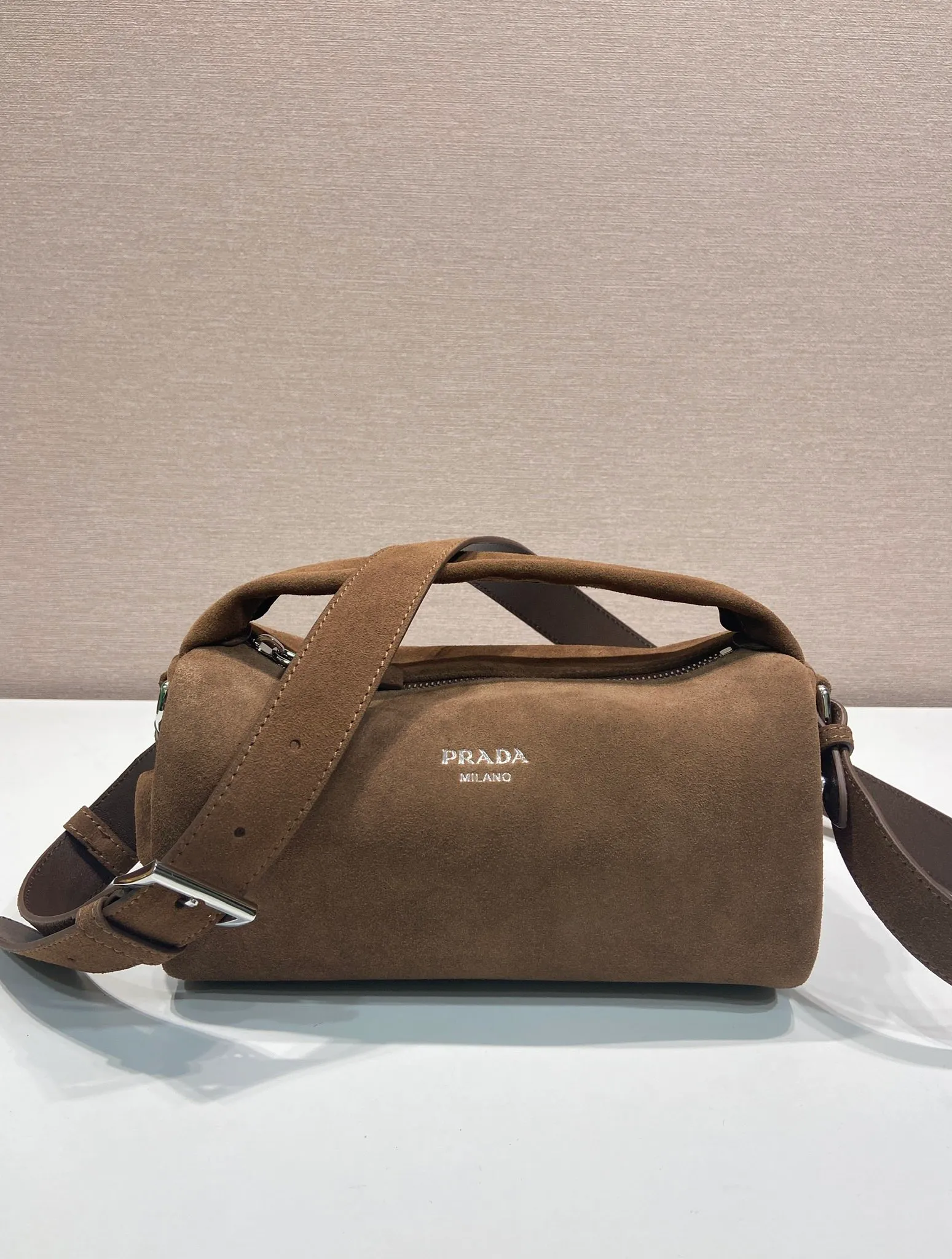💰1300🎉New Boston🎉2VH188 suede leather🎉🎉 This Boston handbag is fashionable and compact. Its design is inspired by retro designs and details. The suede leather has an distressed effect, giving the accessory a soft and unique appearance. It is also embellished with a metal letter logo. Equipped with a detachable long shoulder strap, it has large capacity and is lightweight and practical. Baby, hurry up and get it🎉🎉 Length 24x Height 11x Bottom 11cm🎉🎉🎉👏👏👏