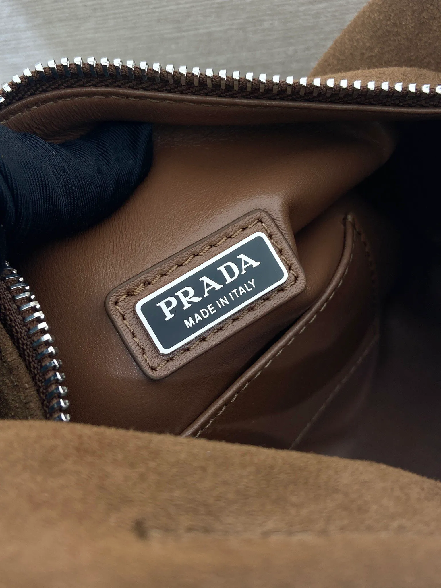 💰1300🎉New Boston🎉2VH188 suede leather🎉🎉 This Boston handbag is fashionable and compact. Its design is inspired by retro designs and details. The suede leather has an distressed effect, giving the accessory a soft and unique appearance. It is also embellished with a metal letter logo. Equipped with a detachable long shoulder strap, it has large capacity and is lightweight and practical. Baby, hurry up and get it🎉🎉 Length 24x Height 11x Bottom 11cm🎉🎉🎉👏👏👏