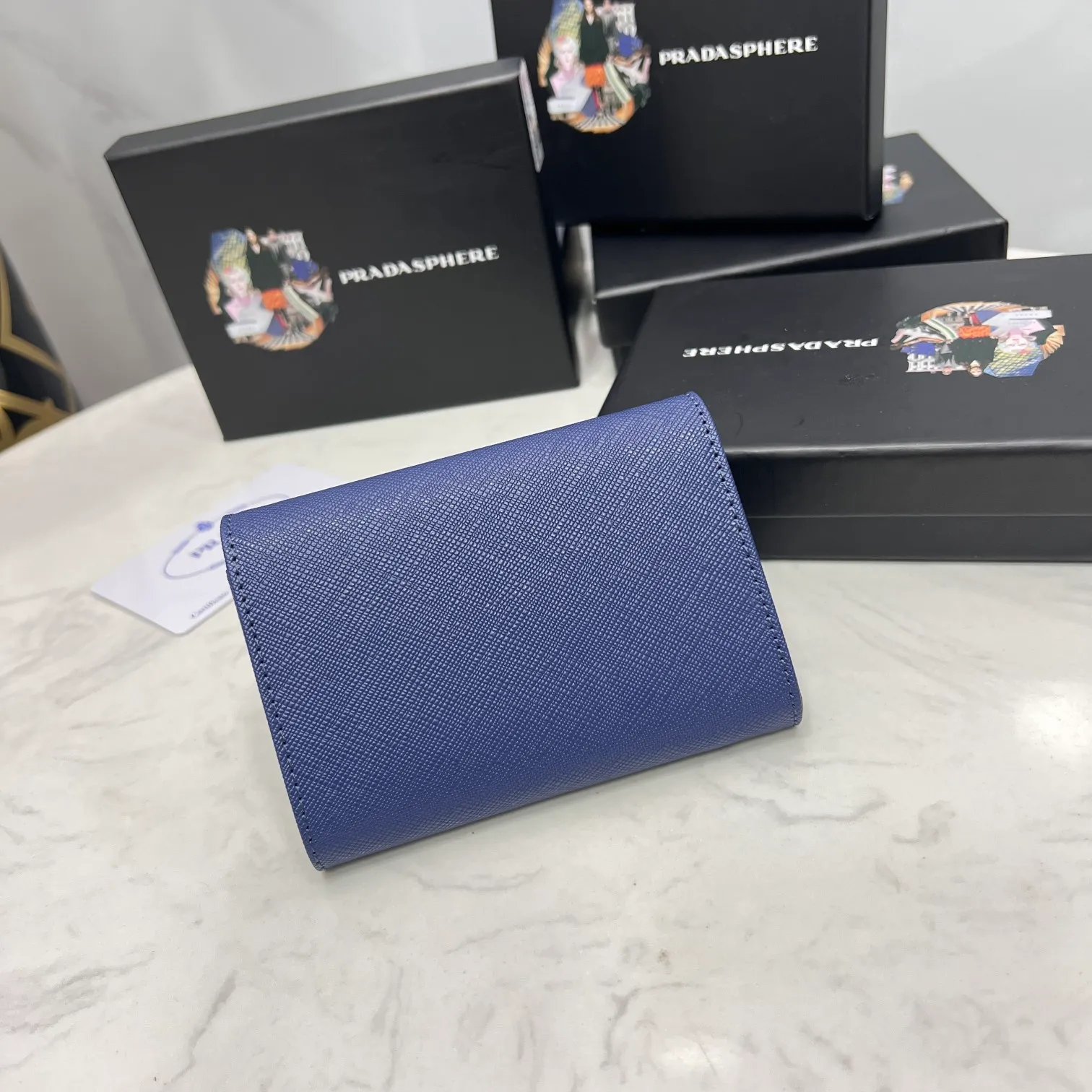 Batch 150 PRADA👏👏Hot-selling coin card holder for men and women💼The latest style at the counter, synchronized with the official website, genuine product development, Italian top-quality original single cross-grain cowhide with excellent texture, threaded lining and imported hardware accessories! Exquisite wiring is even and neat, the oil edges are smooth, No.: ML204, Size: 11cm long and 6.5cm high, Color: red, black, plum red, blue, pink