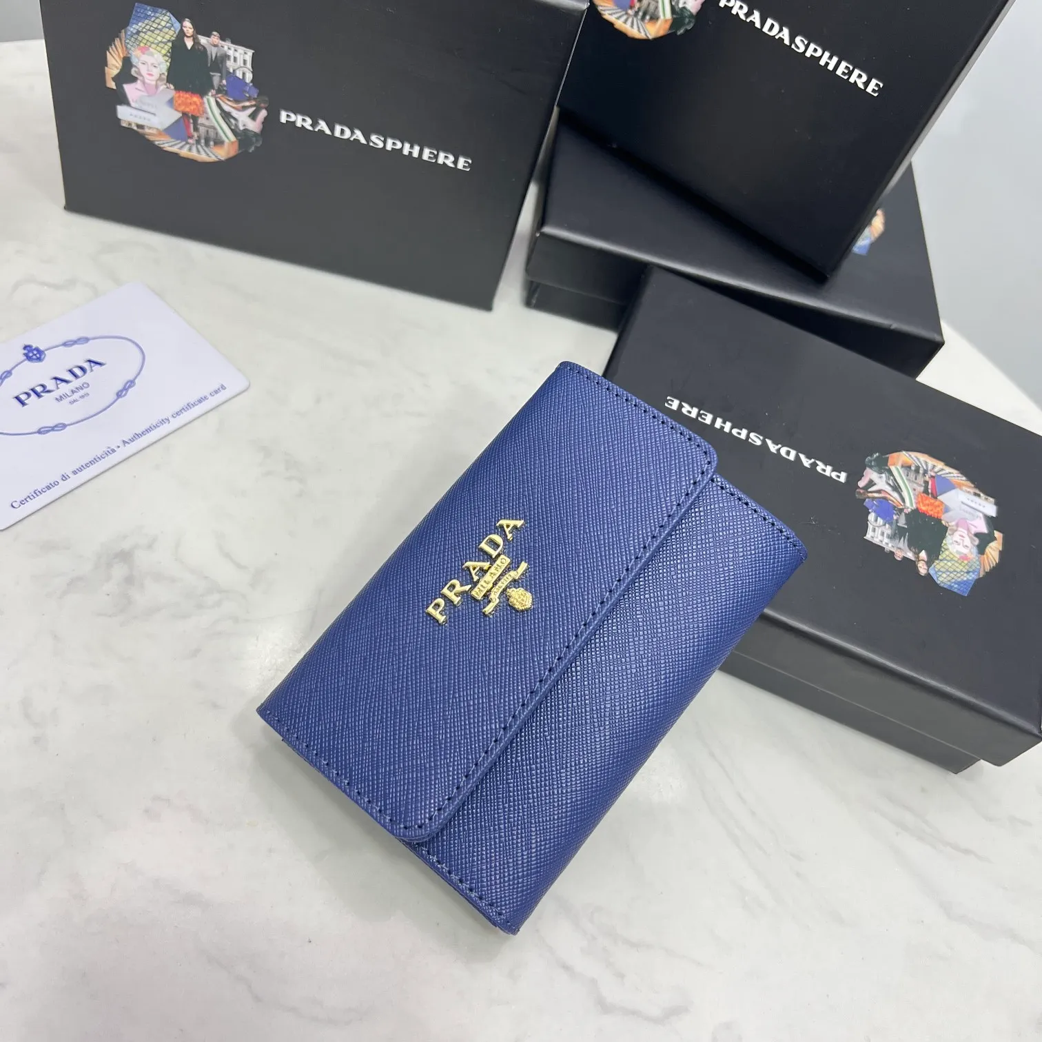 Batch 150 PRADA👏👏Hot-selling coin card holder for men and women💼The latest style at the counter, synchronized with the official website, genuine product development, Italian top-quality original single cross-grain cowhide with excellent texture, threaded lining and imported hardware accessories! Exquisite wiring is even and neat, the oil edges are smooth, No.: ML204, Size: 11cm long and 6.5cm high, Color: red, black, plum red, blue, pink