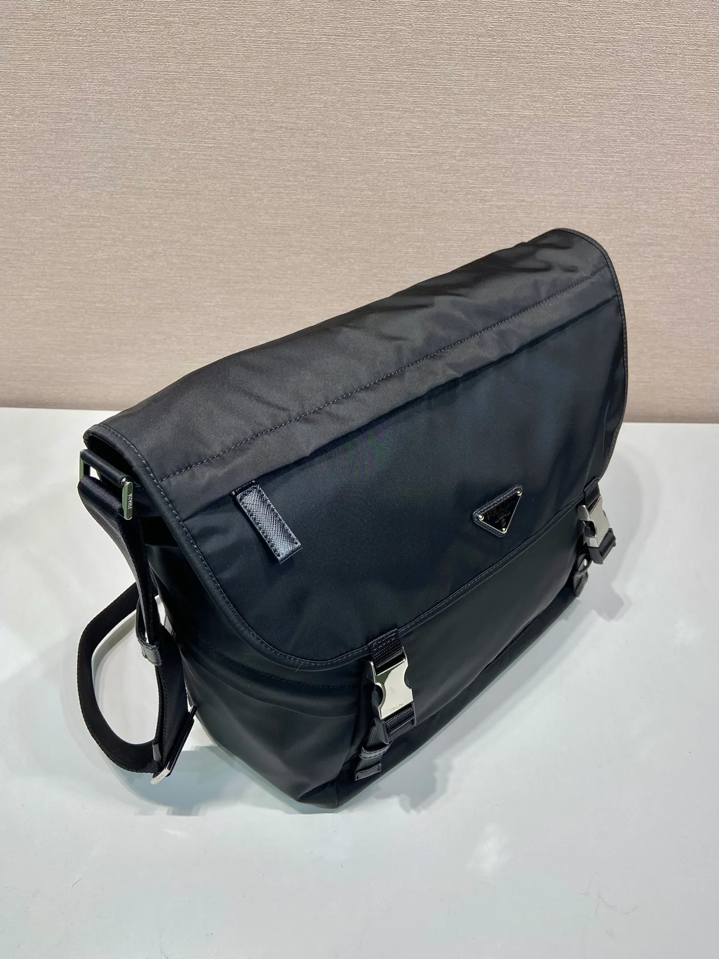 💰1320🎉New messenger bag🎉🎉2VD052🎉🎉 This messenger bag is designed with Re-Nylon recycled nylon fabric, with flap and snap closure, three external zipper pockets, internal zipper pocket and patch pocket. It has a large capacity and is a hit that will never go out of style. Handsome guys, hurry up and get in🎉🎉 Length 30x Height 27.5x Bottom 14.5cm🎉🎉🎉🍊🍊🍊