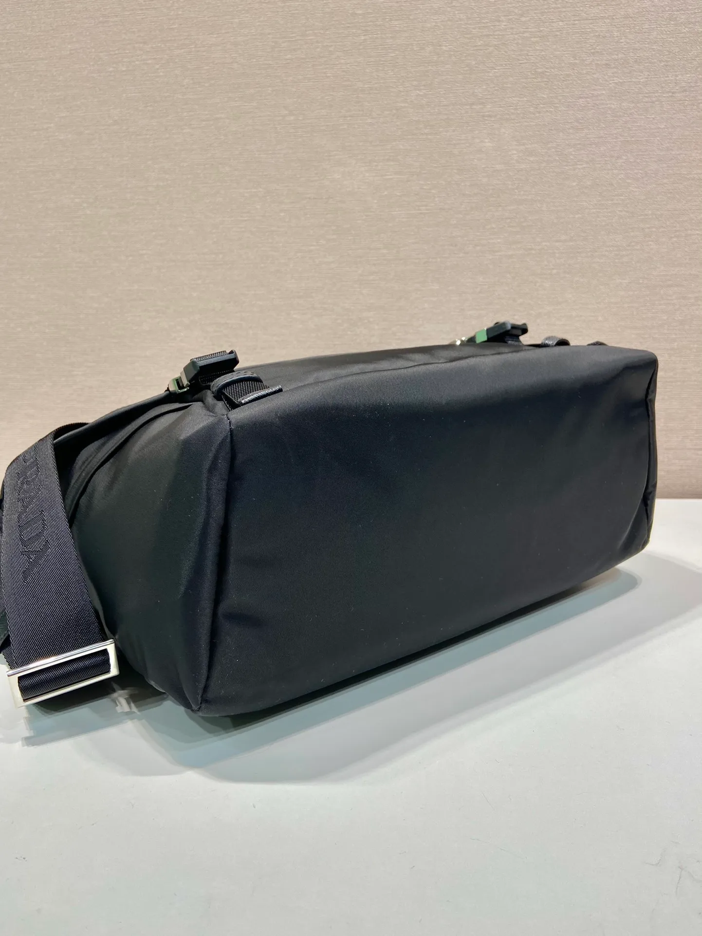 💰1320🎉New messenger bag🎉🎉2VD052🎉🎉 This messenger bag is designed with Re-Nylon recycled nylon fabric, with flap and snap closure, three external zipper pockets, internal zipper pocket and patch pocket. It has a large capacity and is a hit that will never go out of style. Handsome guys, hurry up and get in🎉🎉 Length 30x Height 27.5x Bottom 14.5cm🎉🎉🎉🍊🍊🍊