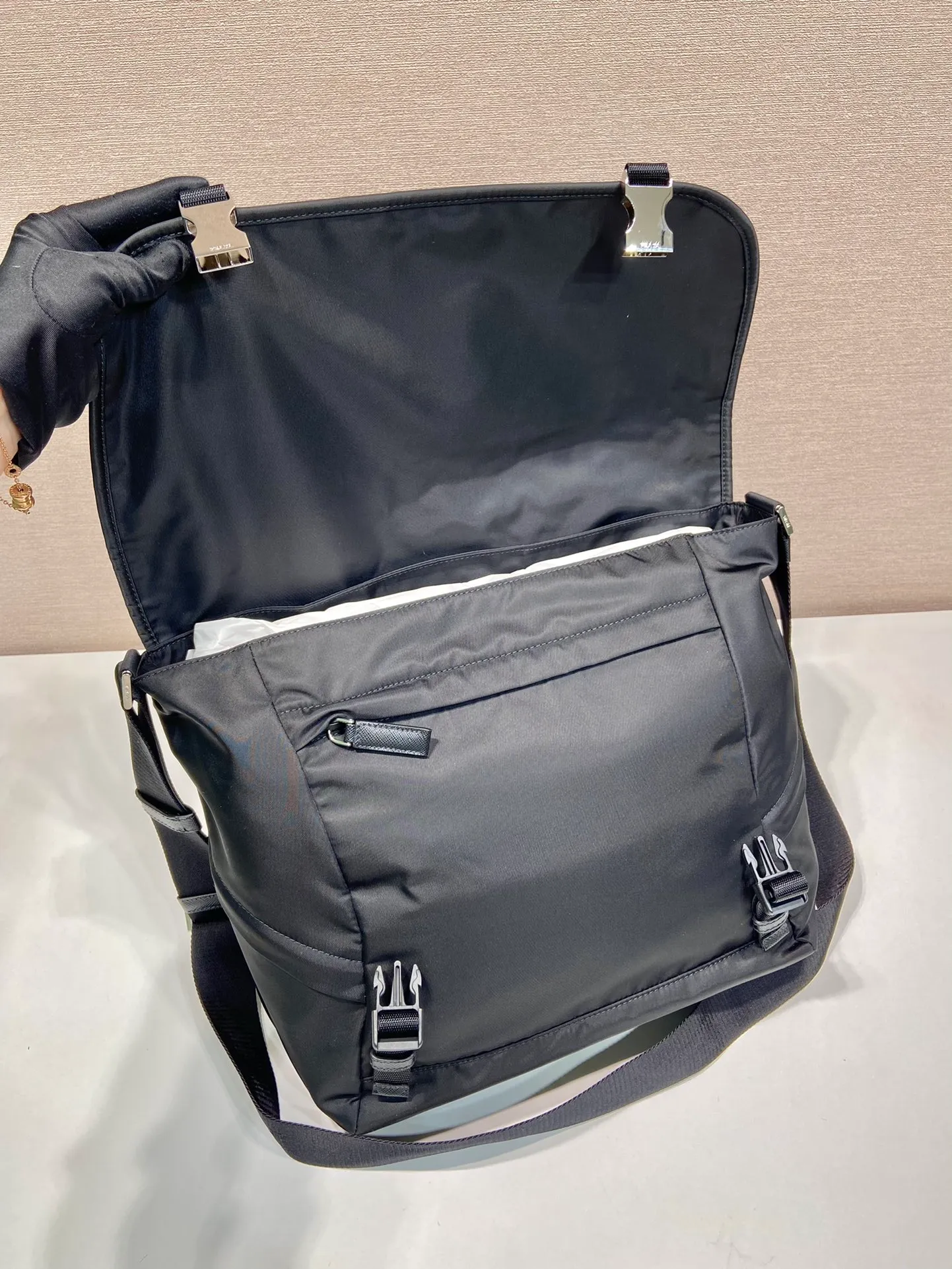 💰1320🎉New messenger bag🎉🎉2VD052🎉🎉 This messenger bag is designed with Re-Nylon recycled nylon fabric, with flap and snap closure, three external zipper pockets, internal zipper pocket and patch pocket. It has a large capacity and is a hit that will never go out of style. Handsome guys, hurry up and get in🎉🎉 Length 30x Height 27.5x Bottom 14.5cm🎉🎉🎉🍊🍊🍊