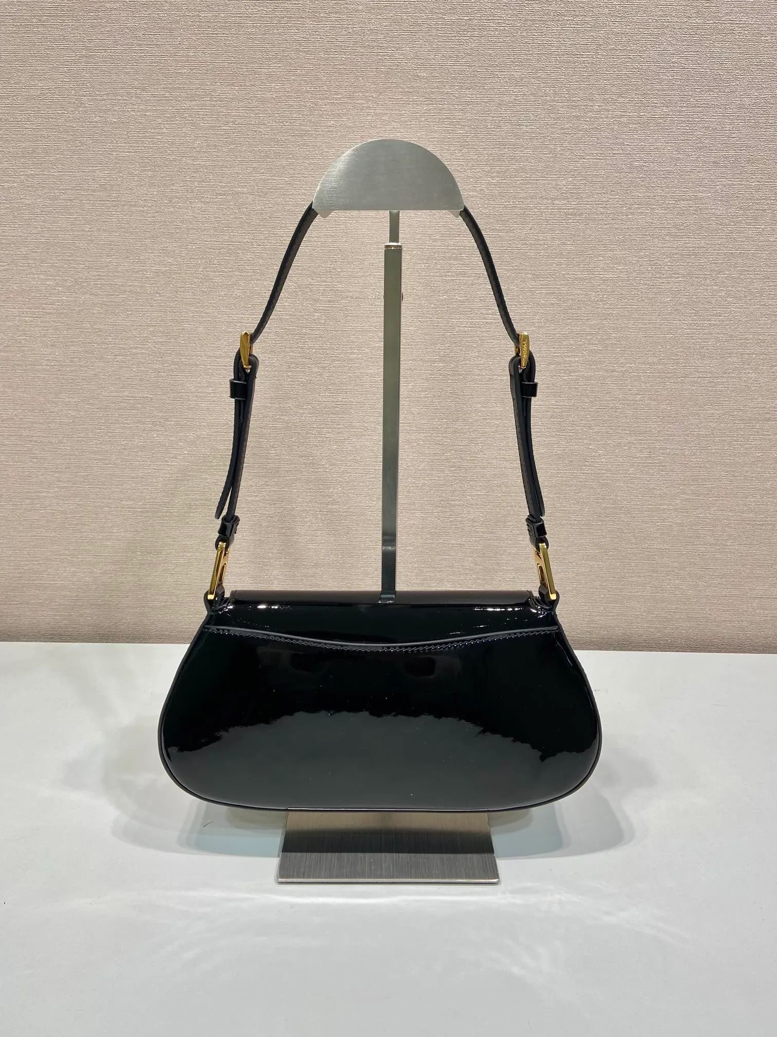 💰1500🎉Patent leather armpit bag🎉1BD345 patent leather🎉🎉 The smooth arc design gives this shoulder bag a sophisticated and modern charm. Versatile style, equipped with 2 long and short shoulder straps/adjustable, suitable for use as a handbag or shoulder bag/crossbody. Modern patent cowhide leather is the icing on the cake. Presented in a clamshell silhouette, it combines sophistication with functionality. Another hit that will never go out of style, babies. Hurry up and get it🎉🎉 Length 24x height 11x bottom 4cm