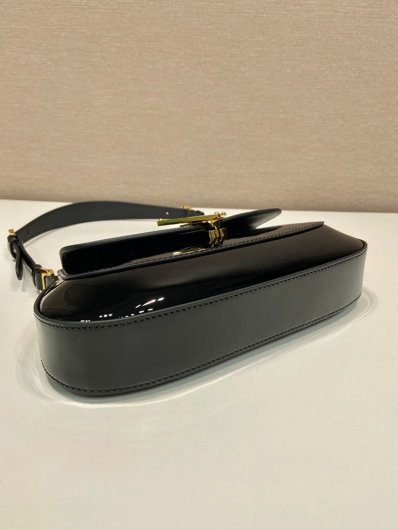 💰1500🎉Patent leather armpit bag🎉1BD345 patent leather🎉🎉 The smooth arc design gives this shoulder bag a sophisticated and modern charm. Versatile style, equipped with 2 long and short shoulder straps/adjustable, suitable for use as a handbag or shoulder bag/crossbody. Modern patent cowhide leather is the icing on the cake. Presented in a clamshell silhouette, it combines sophistication with functionality. Another hit that will never go out of style, babies. Hurry up and get it🎉🎉 Length 24x height 11x bottom 4cm