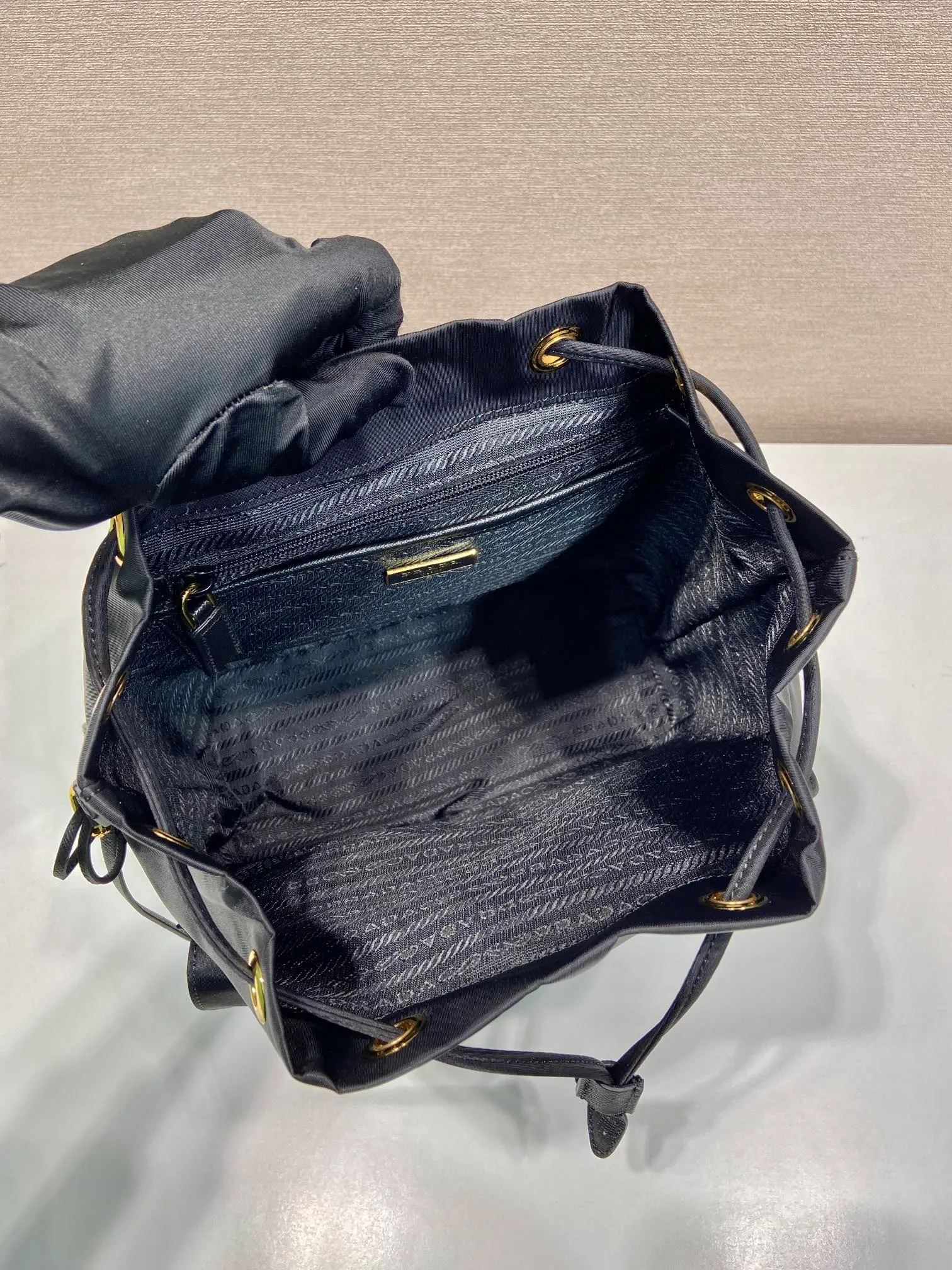 💰1000🎉Gold buckle classic backpack🎉1BZ677 gold hardware🎉🎉 This practical and innovative backpack is made of imported nylon fabric, adjustable shoulder straps and woven handles, removable Re-Edition leather key ring, front buckle flap pocket, enameled metal triangle logo on the flap, drawstring closure, logo-printed Re-Nylon lining with two interior pockets, one of which is zippered and has a large room. Classic and practical, length 23.5x height 28x bottom 12cm
