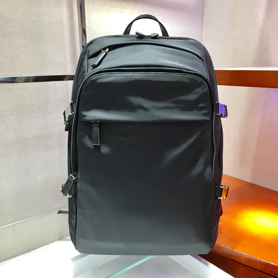 💰1320🎉Exclusive debut of 2VZ022🎉New style backpack👏🏻👏🏻 Made of imported fabric with Saffiano leather piping, polished steel accessories, inner logo plate, outer triangular enamel nameplate, inner pocket: One sewn on the side, one zippered, three zippered outer pockets, adjustable shoulder straps and padded back, nylon lining, this sporty style is unique👍👍Practical and fashionable😘😘Length 45X Height 30x Bottom 19cm👏🏻👏🏻👏🏻