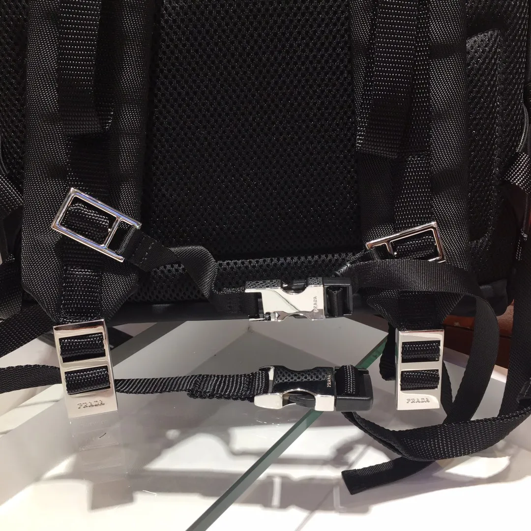 💰1320🎉Exclusive debut of 2VZ022🎉New style backpack👏🏻👏🏻 Made of imported fabric with Saffiano leather piping, polished steel accessories, inner logo plate, outer triangular enamel nameplate, inner pocket: One sewn on the side, one zippered, three zippered outer pockets, adjustable shoulder straps and padded back, nylon lining, this sporty style is unique👍👍Practical and fashionable😘😘Length 45X Height 30x Bottom 19cm👏🏻👏🏻👏🏻