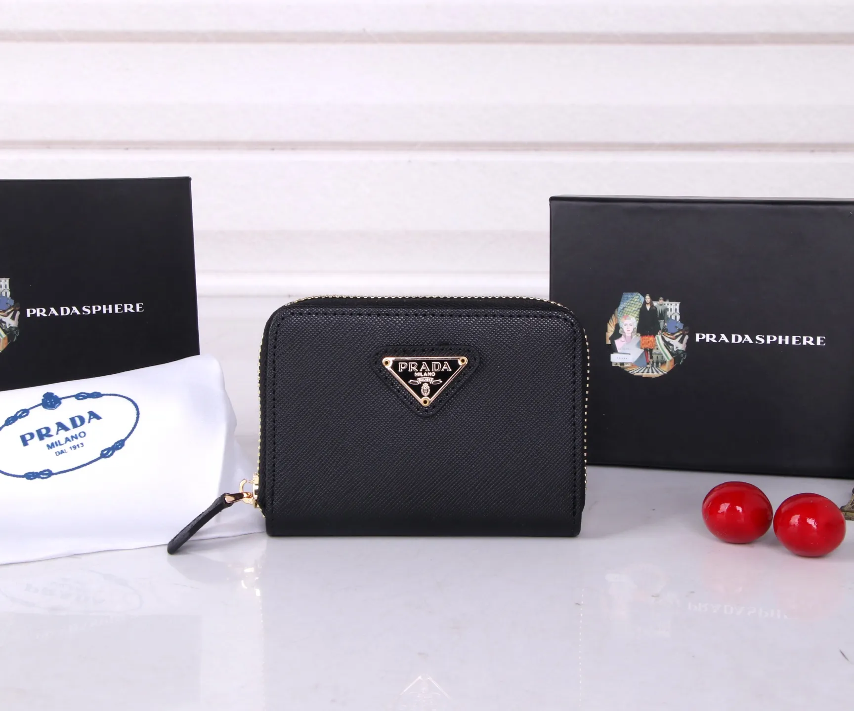 💰130 Style No.: LM1123 Brand: PRADA Color: Black Size: 10*8cm Description: The latest styles at the counter, synchronized with the official website, genuine product development, top Italian original single cross-grain cowhide with excellent texture, threaded lining and imported hardware accessories! The exquisite wiring is even and neat, and the oil edges are smooth.
