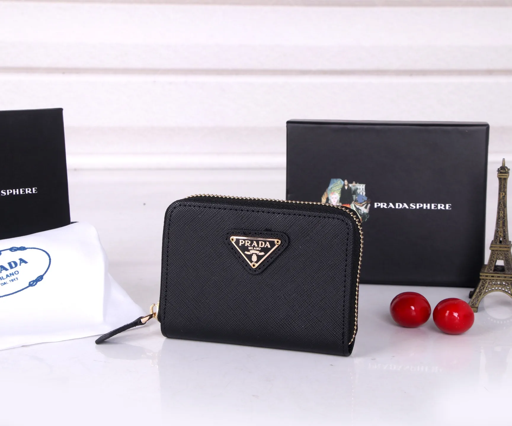 💰130 Style No.: LM1123 Brand: PRADA Color: Black Size: 10*8cm Description: The latest styles at the counter, synchronized with the official website, genuine product development, top Italian original single cross-grain cowhide with excellent texture, threaded lining and imported hardware accessories! The exquisite wiring is even and neat, and the oil edges are smooth.