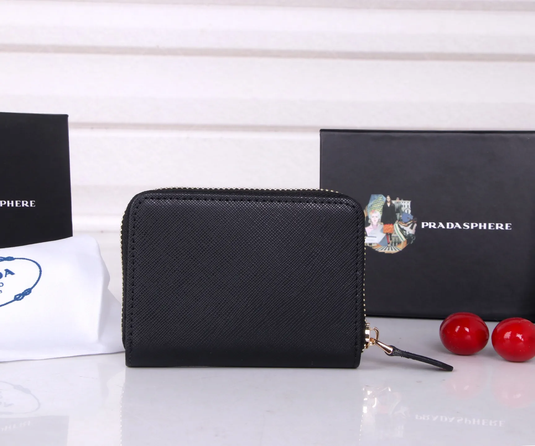 💰130 Style No.: LM1123 Brand: PRADA Color: Black Size: 10*8cm Description: The latest styles at the counter, synchronized with the official website, genuine product development, top Italian original single cross-grain cowhide with excellent texture, threaded lining and imported hardware accessories! The exquisite wiring is even and neat, and the oil edges are smooth.