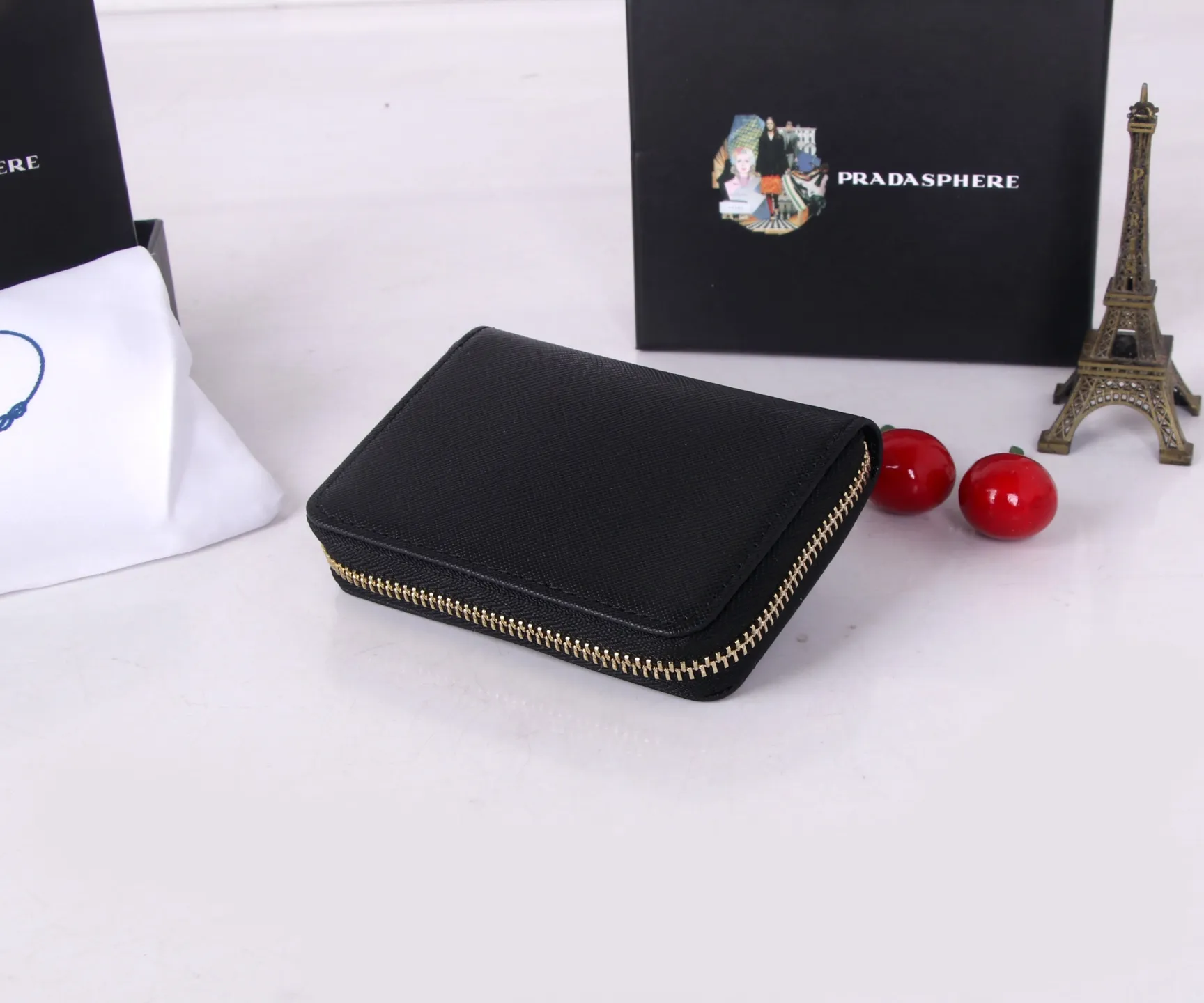 💰130 Style No.: LM1123 Brand: PRADA Color: Black Size: 10*8cm Description: The latest styles at the counter, synchronized with the official website, genuine product development, top Italian original single cross-grain cowhide with excellent texture, threaded lining and imported hardware accessories! The exquisite wiring is even and neat, and the oil edges are smooth.