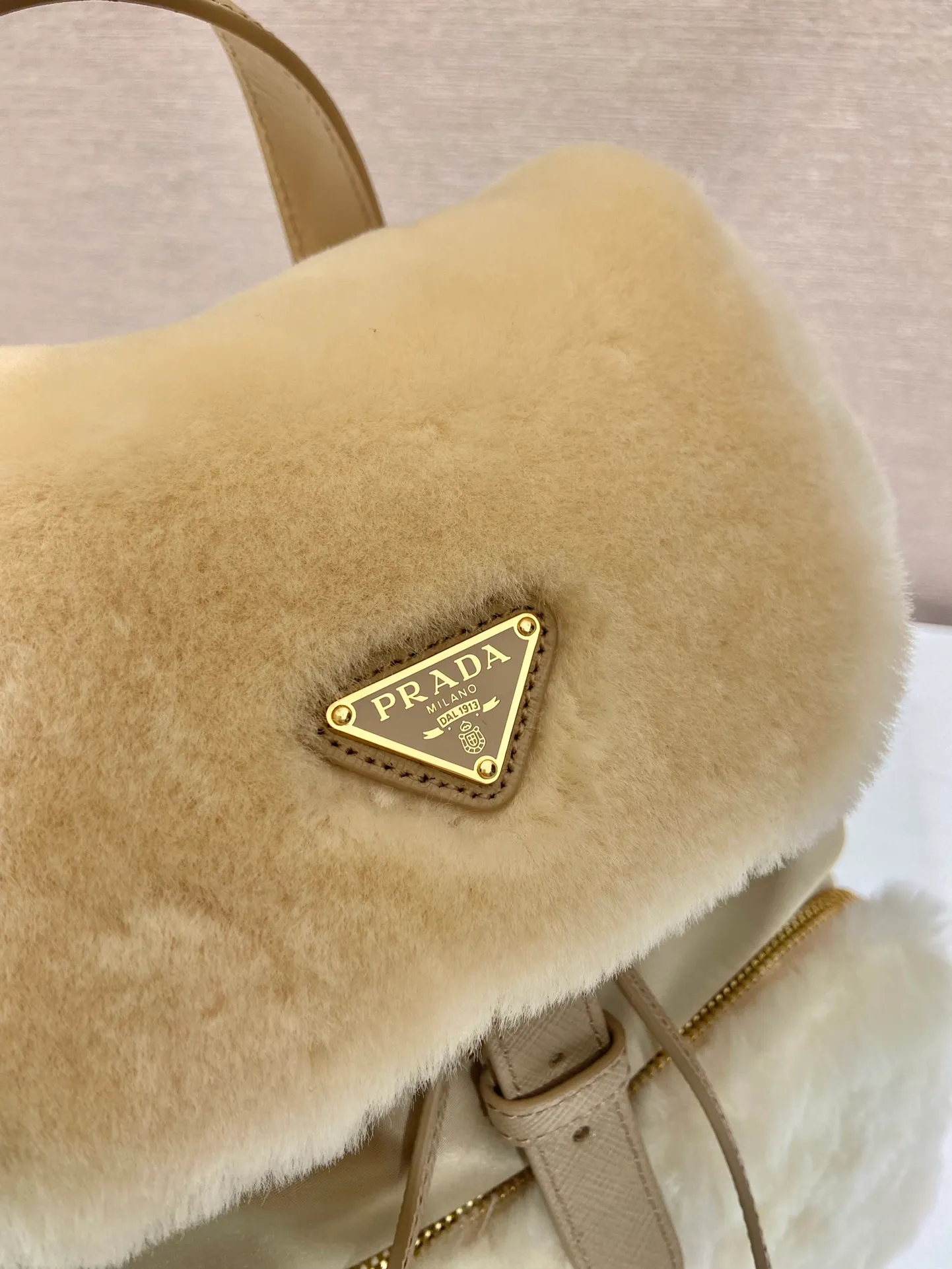 💰1520🎉Wool backpack🎉1BZ074🎉🎉 This one uses modern designed wool and imported nylon fabrics, combining winter atmosphere. This versatile casual backpack is accented with metal hardware and features a roomy zippered front pocket and a modern, stylish removable pouch. The backpack is exquisite and elegant, with large capacity and space. It is a must-have for babies in winter. Hurry up and get it🎉 Length 20.5x Height 25x Bottom 11.5cm🎉🎉🎉👏👏👌