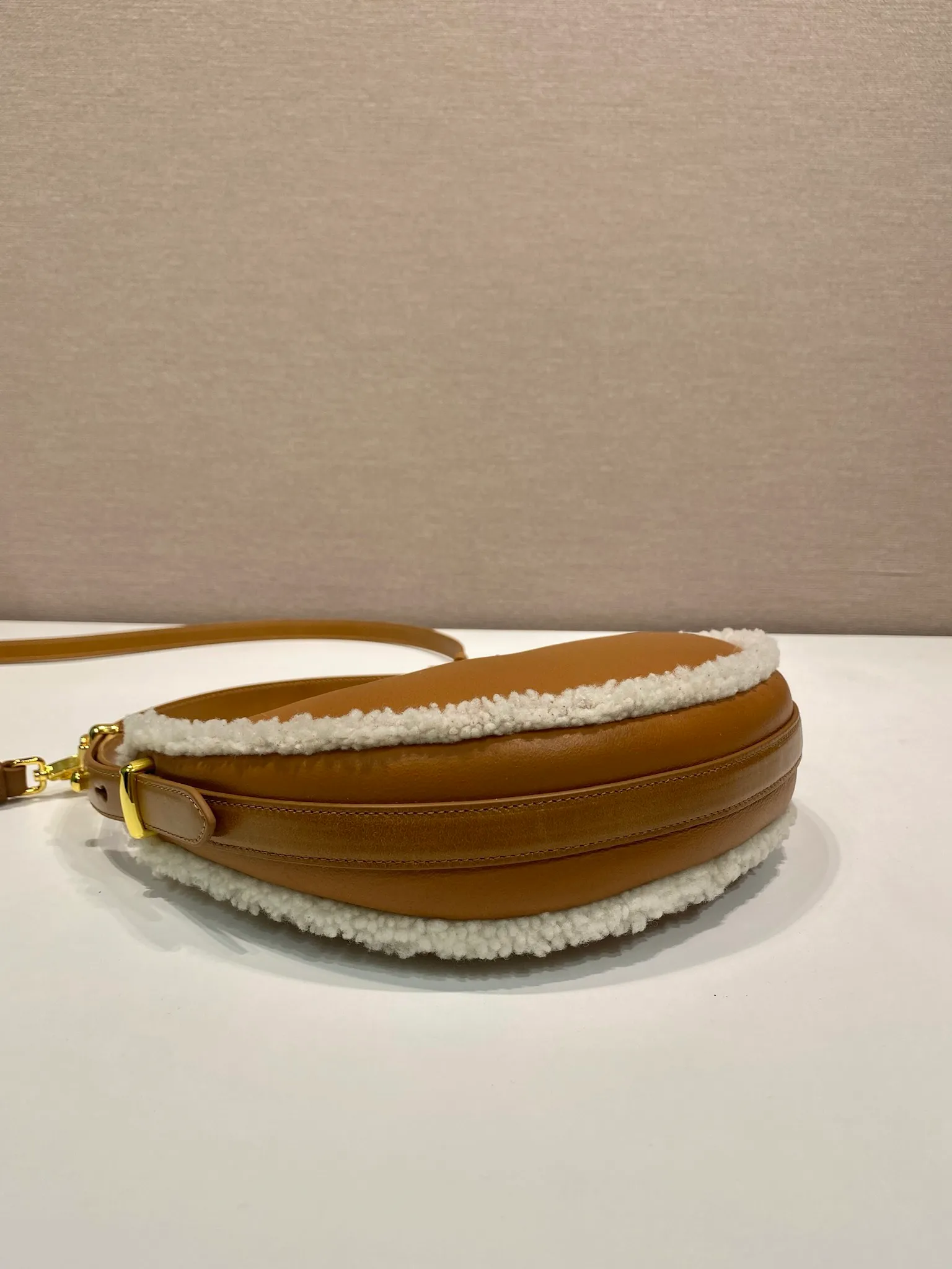 💰1700🎉Sheepskin Moon Handbag🎉1BC194 New Arrival🎉🎉 This stylish leather handbag is versatile and reflects the elegance of modernism. The curved silhouette is trimmed with soft shearling and has a detachable shoulder strap so it can be carried in a variety of ways. A must-have for winter, babies, hurry up and get it🎉🎉 Length 22x Height 18.5 Base 6cm🎉🎉🎉👏👏👏