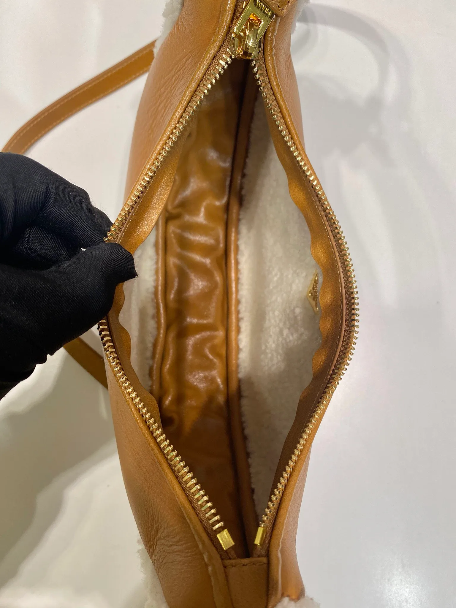 💰1700🎉Sheepskin Moon Handbag🎉1BC194 New Arrival🎉🎉 This stylish leather handbag is versatile and reflects the elegance of modernism. The curved silhouette is trimmed with soft shearling and has a detachable shoulder strap so it can be carried in a variety of ways. A must-have for winter, babies, hurry up and get it🎉🎉 Length 22x Height 18.5 Base 6cm🎉🎉🎉👏👏👏