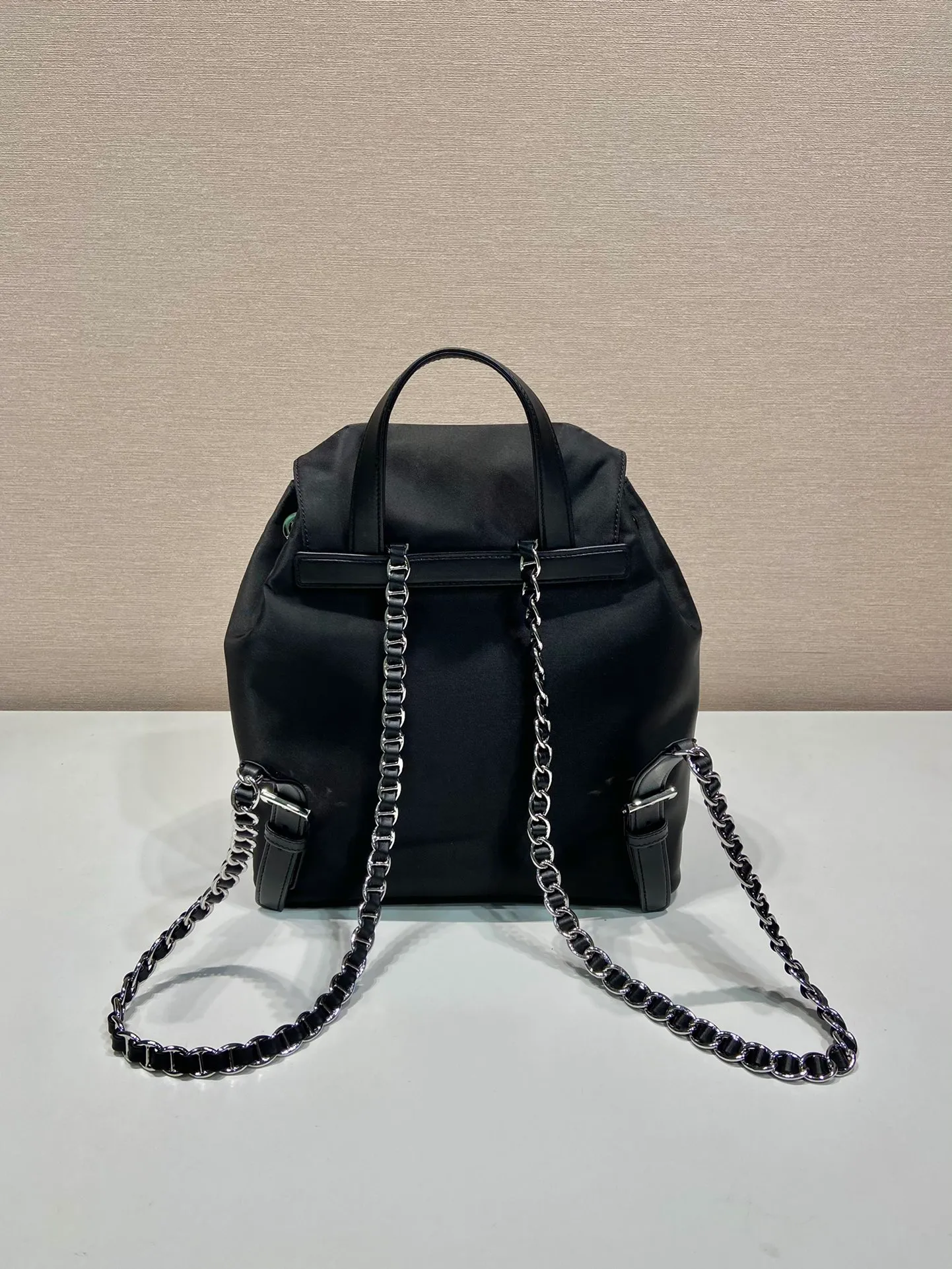 💰1260🎉Second-hand backpack🎉1BZ831 small🎉🎉 This one is made of imported nylon fabric/calf leather, top-grade imported Japanese iron, the upper body effect is very beautiful, lightweight and practical. Easy to space. Babies, hurry up and get it, it’s another hit that will never go out of style. Length 26x Height 27x Bottom 11cm🎉🎉🎉👏👏👏