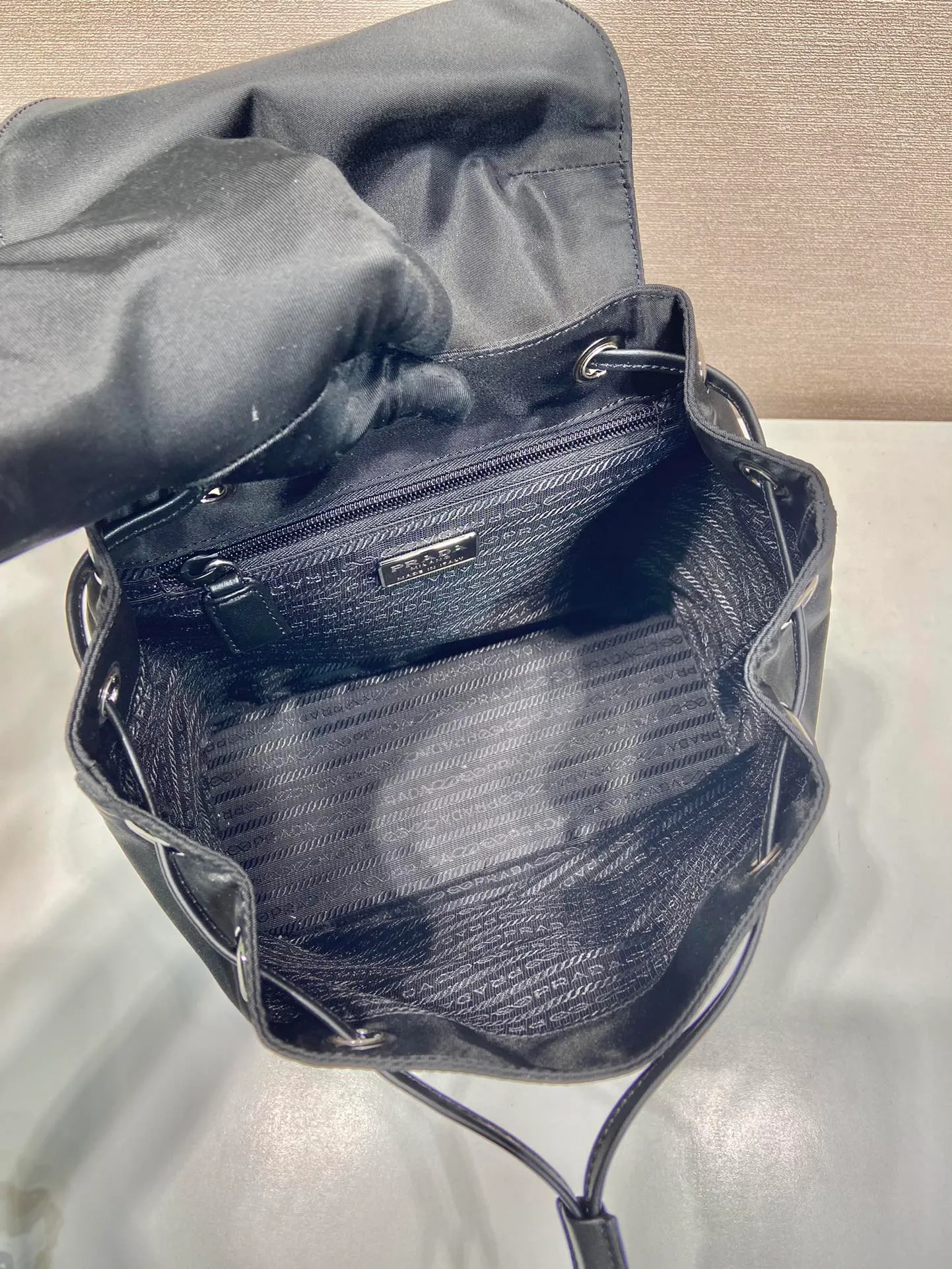 💰1260🎉Second-hand backpack🎉1BZ831 small🎉🎉 This one is made of imported nylon fabric/calf leather, top-grade imported Japanese iron, the upper body effect is very beautiful, lightweight and practical. Easy to space. Babies, hurry up and get it, it’s another hit that will never go out of style. Length 26x Height 27x Bottom 11cm🎉🎉🎉👏👏👏