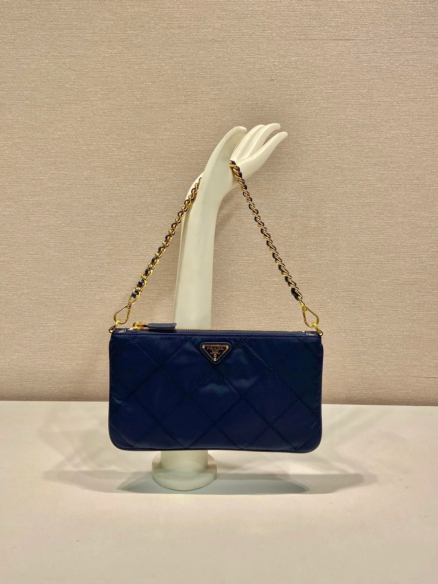 💰760🎉Embroidered Check Hobo🎉1Nl054 Underarm Bag🎉🎉 This underarm bag is made of regenerated nylon (Re-Nylon), which reflects a simple and elegant design. It is equipped with chain handles, decorated with same-color sewing grid lines, and enameled triangular metal logo. The upper body effect must be light and practical🎉🎉 Length 24.5x Height 14cm🎉🎉🎉👏👏👏