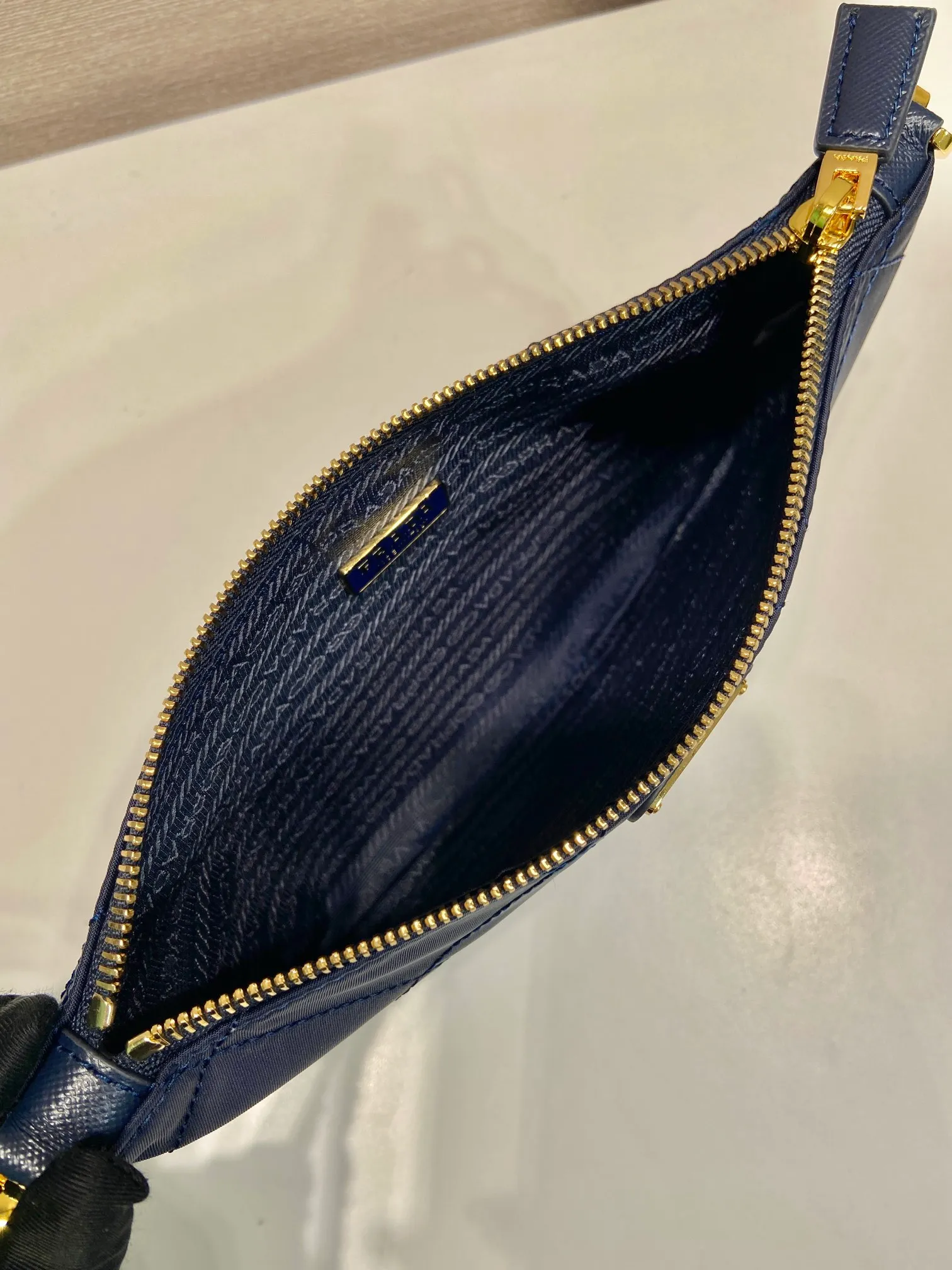 💰760🎉Embroidered Check Hobo🎉1Nl054 Underarm Bag🎉🎉 This underarm bag is made of regenerated nylon (Re-Nylon), which reflects a simple and elegant design. It is equipped with chain handles, decorated with same-color sewing grid lines, and enameled triangular metal logo. The upper body effect must be light and practical🎉🎉 Length 24.5x Height 14cm🎉🎉🎉👏👏👏