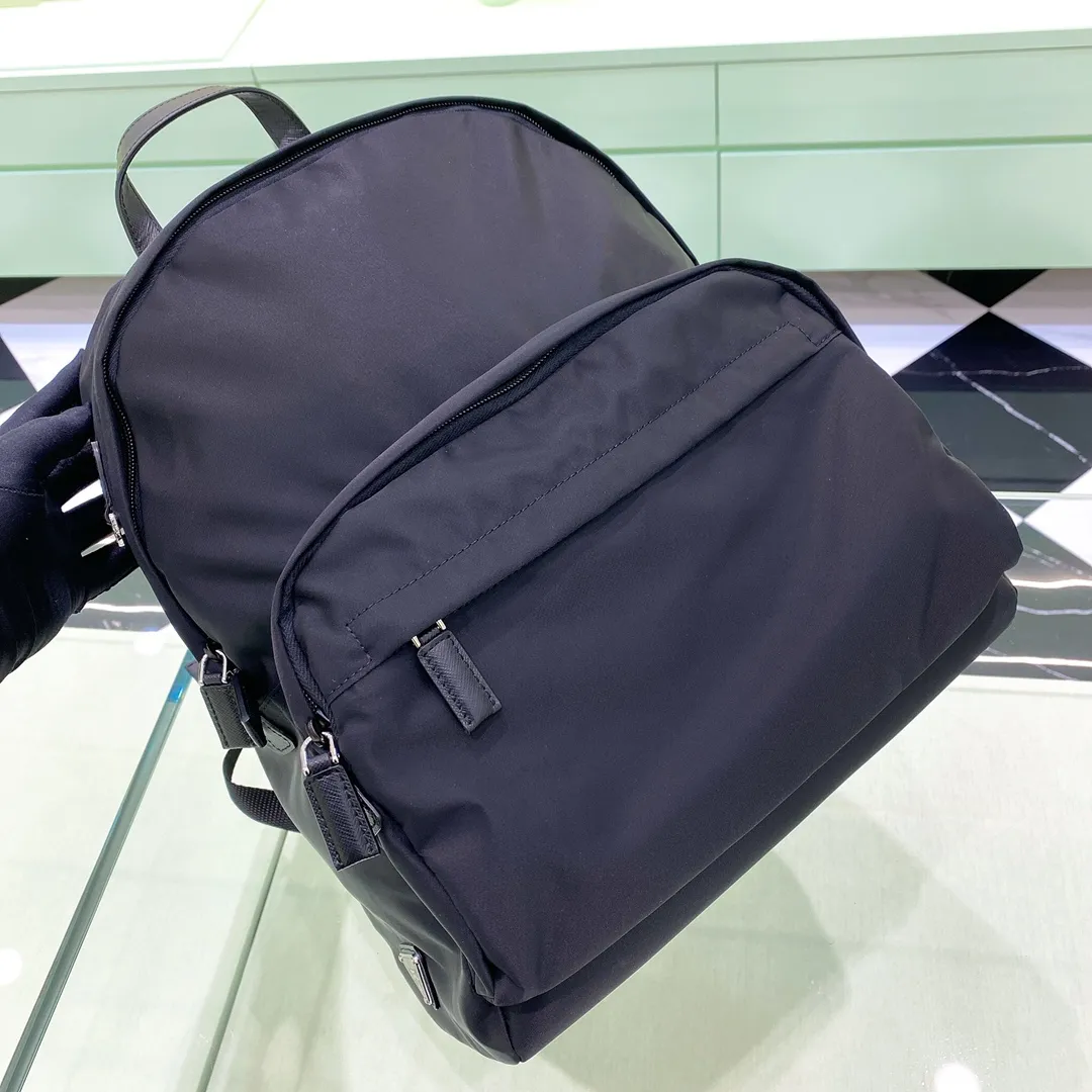 💰1260✨ The latest hot style✨Men's backpack 2VZ066 with black side markings, fashionable and simple style, triangular enamel nameplate logo on the side, imported original waterproof parachute fabric, super large capacity for layered storage inside, equipped with exclusive laptop storage bag, super convenient and practical, both men and women can carry it, perfect details comparable to the counters😘 Versatile, casual and fashionable must-have [deyi][deyi] Size 40*29*17
