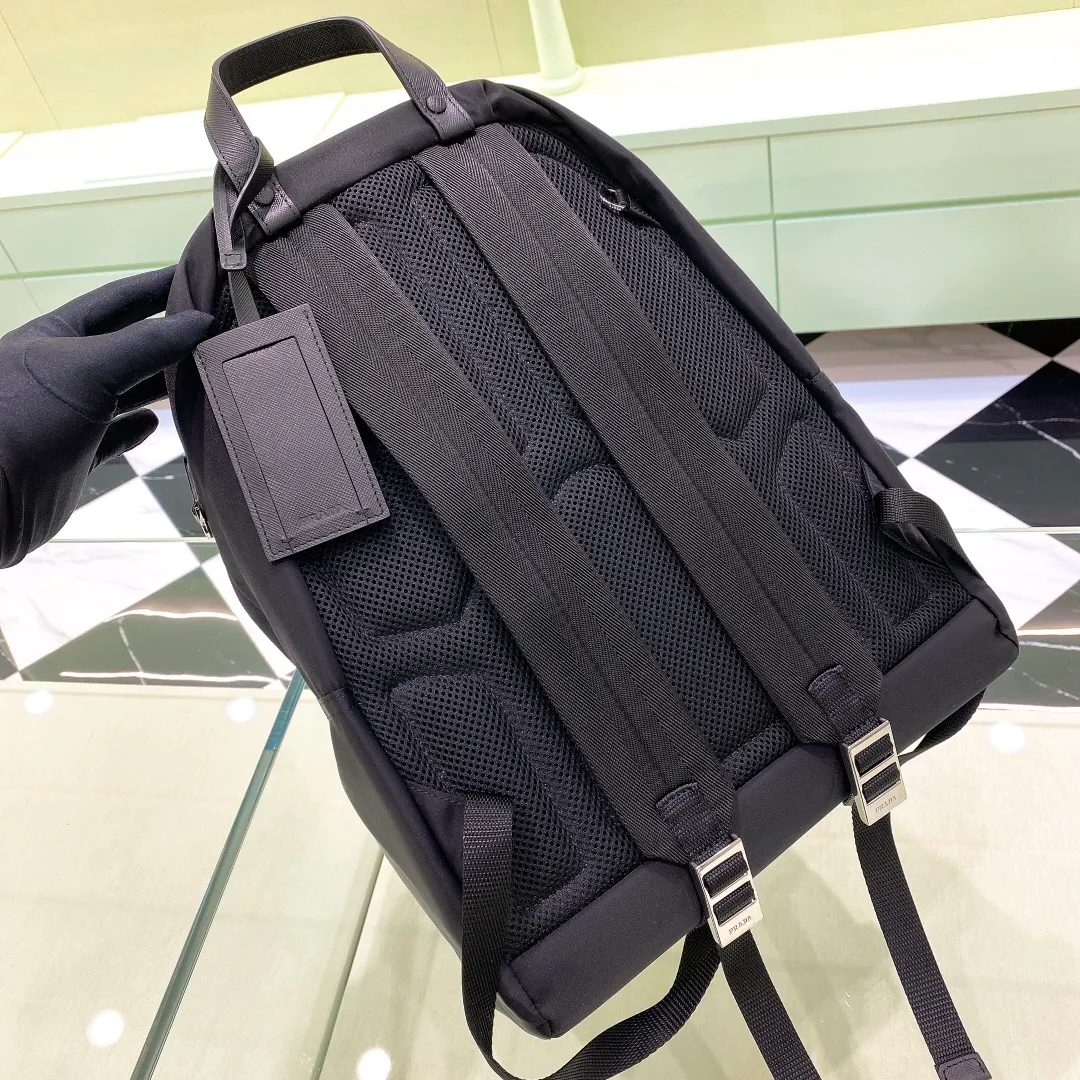 💰1260✨ The latest hot style✨Men's backpack 2VZ066 with black side markings, fashionable and simple style, triangular enamel nameplate logo on the side, imported original waterproof parachute fabric, super large capacity for layered storage inside, equipped with exclusive laptop storage bag, super convenient and practical, both men and women can carry it, perfect details comparable to the counters😘 Versatile, casual and fashionable must-have [deyi][deyi] Size 40*29*17