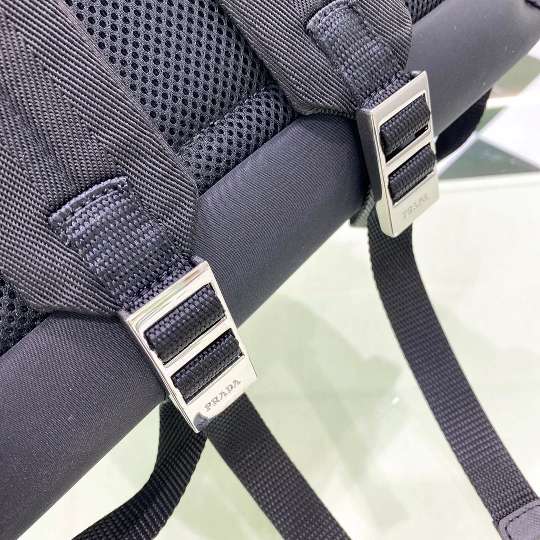💰1260✨ The latest hot style✨Men's backpack 2VZ066 with black side markings, fashionable and simple style, triangular enamel nameplate logo on the side, imported original waterproof parachute fabric, super large capacity for layered storage inside, equipped with exclusive laptop storage bag, super convenient and practical, both men and women can carry it, perfect details comparable to the counters😘 Versatile, casual and fashionable must-have [deyi][deyi] Size 40*29*17
