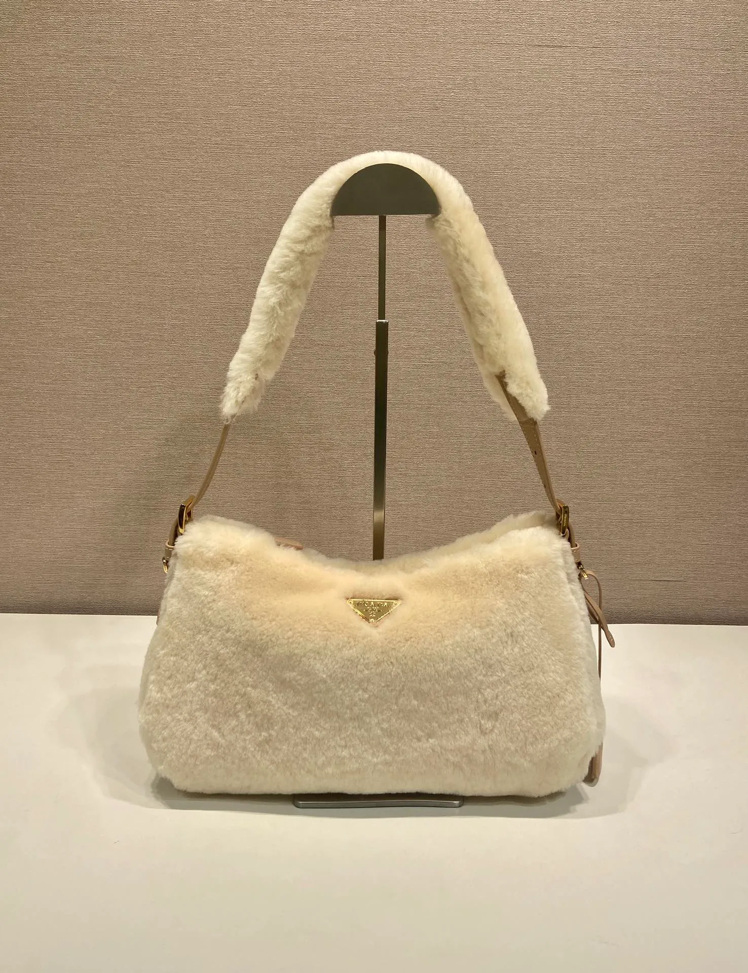 💰1520🎉New Aimee underarm bag🎉1BC229 wool🎉🎉 This wool Hobo underarm bag has a simple design and is made of imported wool and sheepskin. It has a metal triangular enamel logo on the front and is equipped with a detachable wool shoulder strap. The wool is fine and soft, practical, lightweight and has a large capacity. 😂😂 High-end and versatile, another fashion hit. A must-have in winter, hurry up and get it, it’s so beautiful👏👏 Length 31x height 18x ​​bottom 10cm,