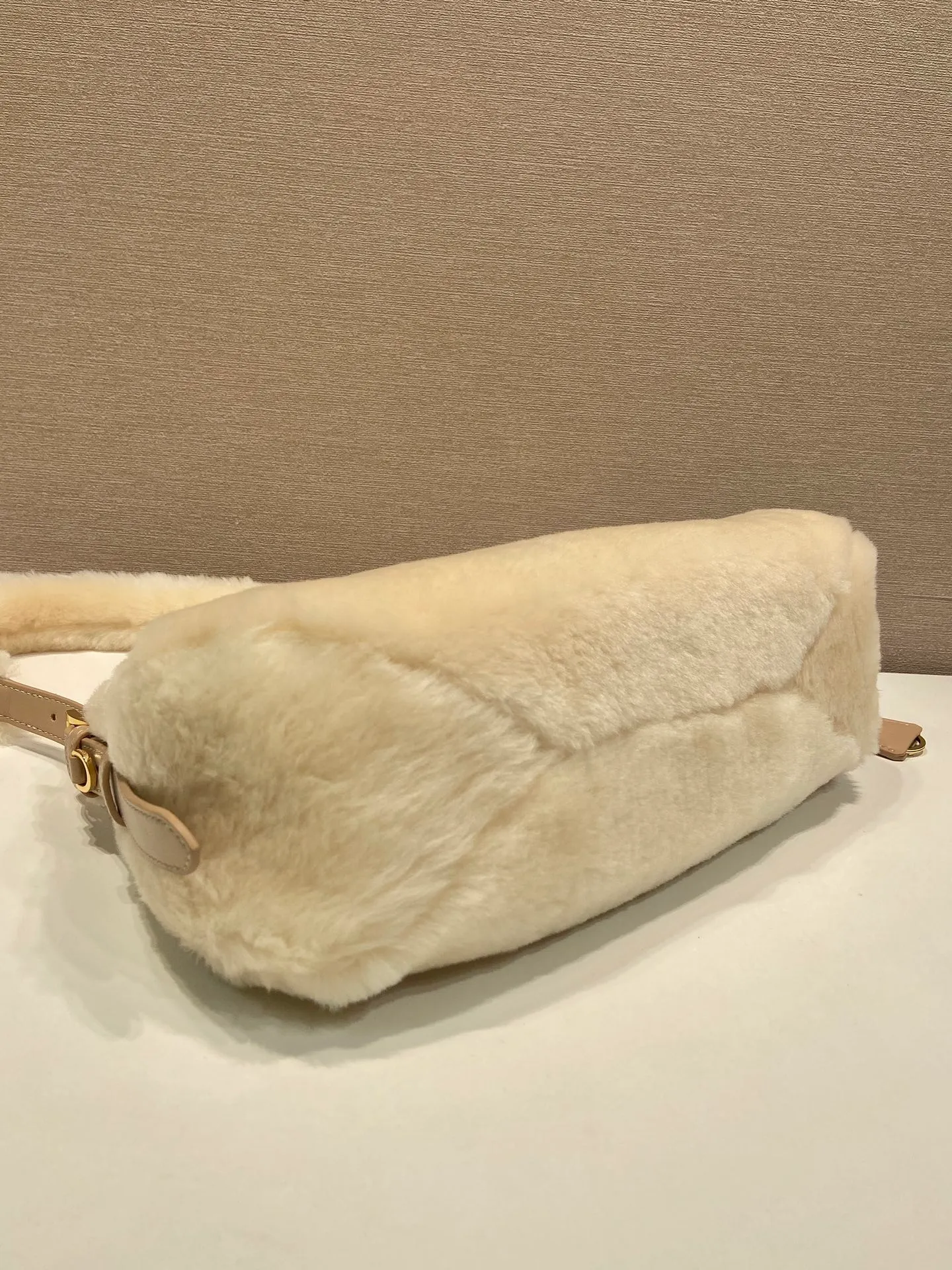 💰1520🎉New Aimee underarm bag🎉1BC229 wool🎉🎉 This wool Hobo underarm bag has a simple design and is made of imported wool and sheepskin. It has a metal triangular enamel logo on the front and is equipped with a detachable wool shoulder strap. The wool is fine and soft, practical, lightweight and has a large capacity. 😂😂 High-end and versatile, another fashion hit. A must-have in winter, hurry up and get it, it’s so beautiful👏👏 Length 31x height 18x ​​bottom 10cm,