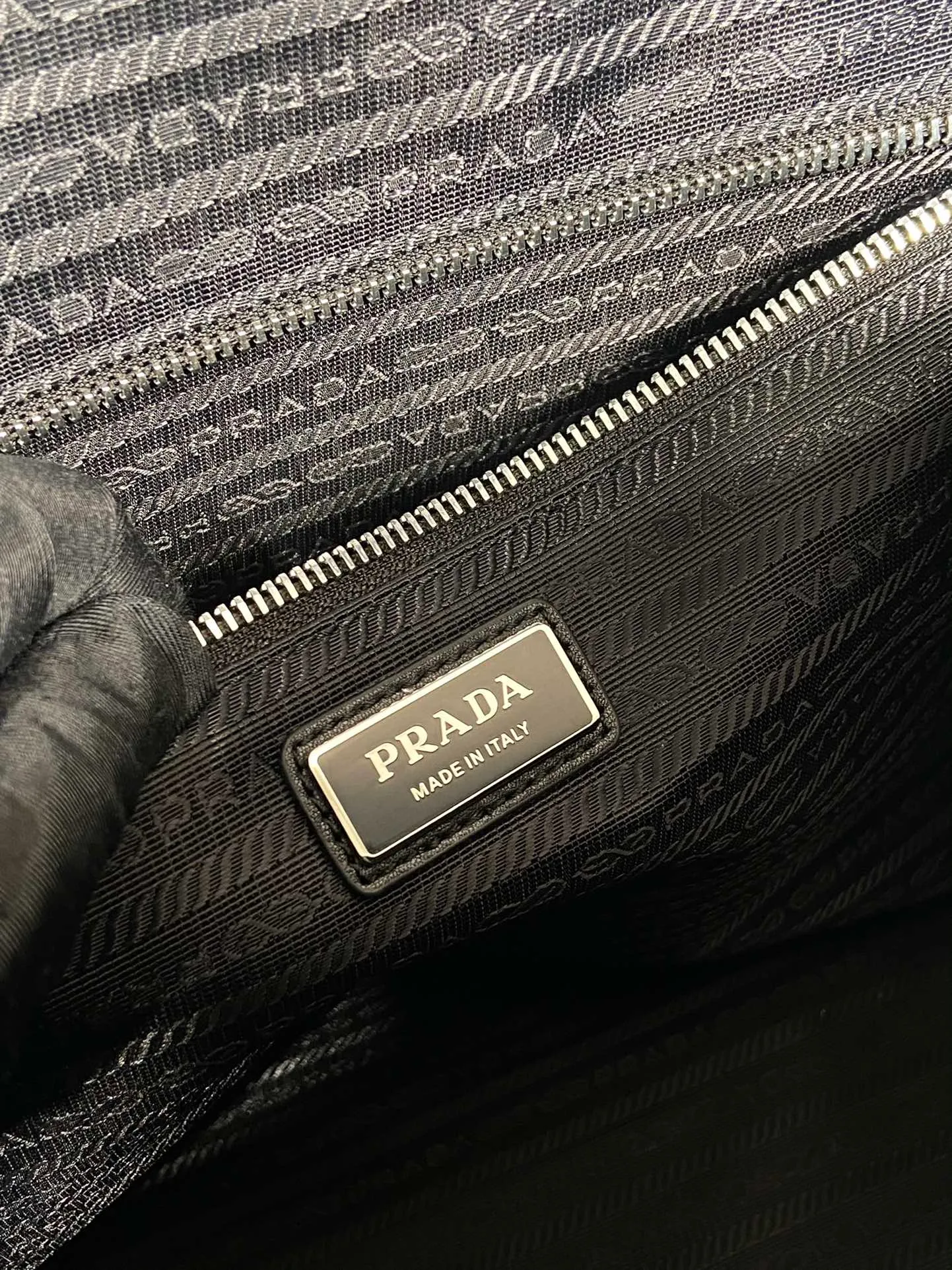 💰1520🎉New plaid travel bag🎉2VA009👏Regenerated nylon series sports style, made of imported nylon fabric with calfskin handles, enameled metal triangle logo on the front, zipper and lock closure, detachable embroidered shoulder strap, and zippered pocket inside! Simple, elegant and fashionable🎉A must-have item for smart men~Hurry up and get it🔥🔥🔥Length 45X Height 30.5X Bottom 15cm,