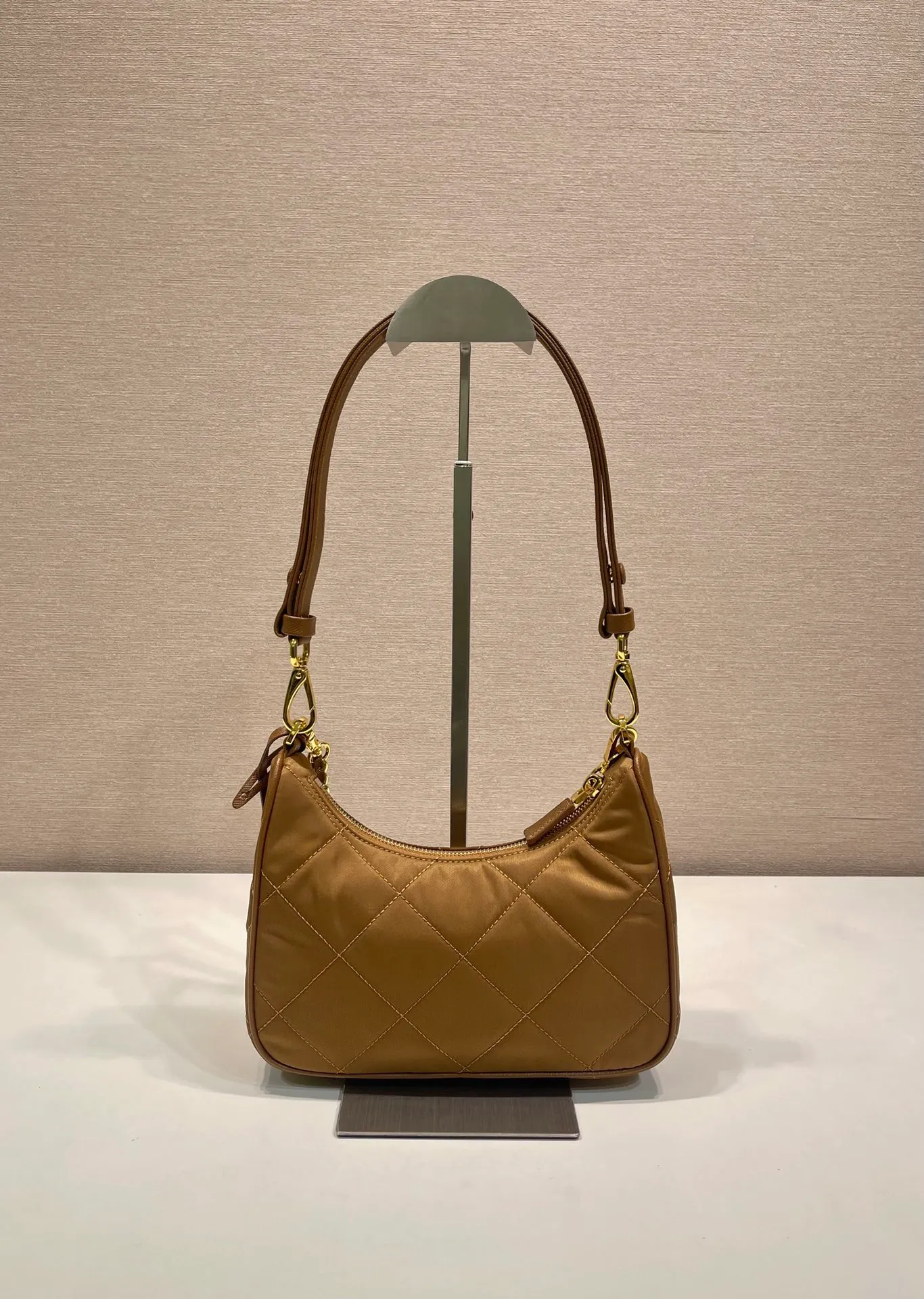 💰1020🎉Velvet Hobo🎉1BC204 Handbag/Underarm Bag/Crossbody Bag This velvet Hobo handbag/underarm bag/crossbody bag is very functional. It has three uses in one bag. It is perfect🎉🎉 Made of imported velvet fabric, it looks fashionable and elegant. The shoulder straps can be adjusted and switched at any time😘😘The upper body effect is beautiful, convenient and practical🎉🎉Hurry up and get it👏👏 Length 23x Height 17x Bottom 6.5cm🎉🎉🎉👏👏👏^_^