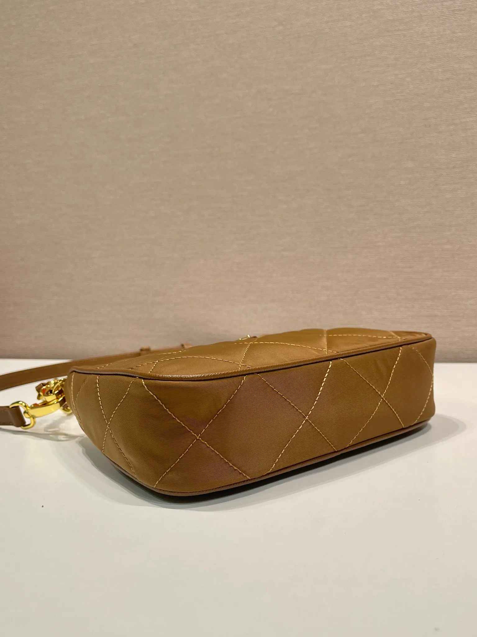💰1020🎉Velvet Hobo🎉1BC204 Handbag/Underarm Bag/Crossbody Bag This velvet Hobo handbag/underarm bag/crossbody bag is very functional. It has three uses in one bag. It is perfect🎉🎉 Made of imported velvet fabric, it looks fashionable and elegant. The shoulder straps can be adjusted and switched at any time😘😘The upper body effect is beautiful, convenient and practical🎉🎉Hurry up and get it👏👏 Length 23x Height 17x Bottom 6.5cm🎉🎉🎉👏👏👏^_^
